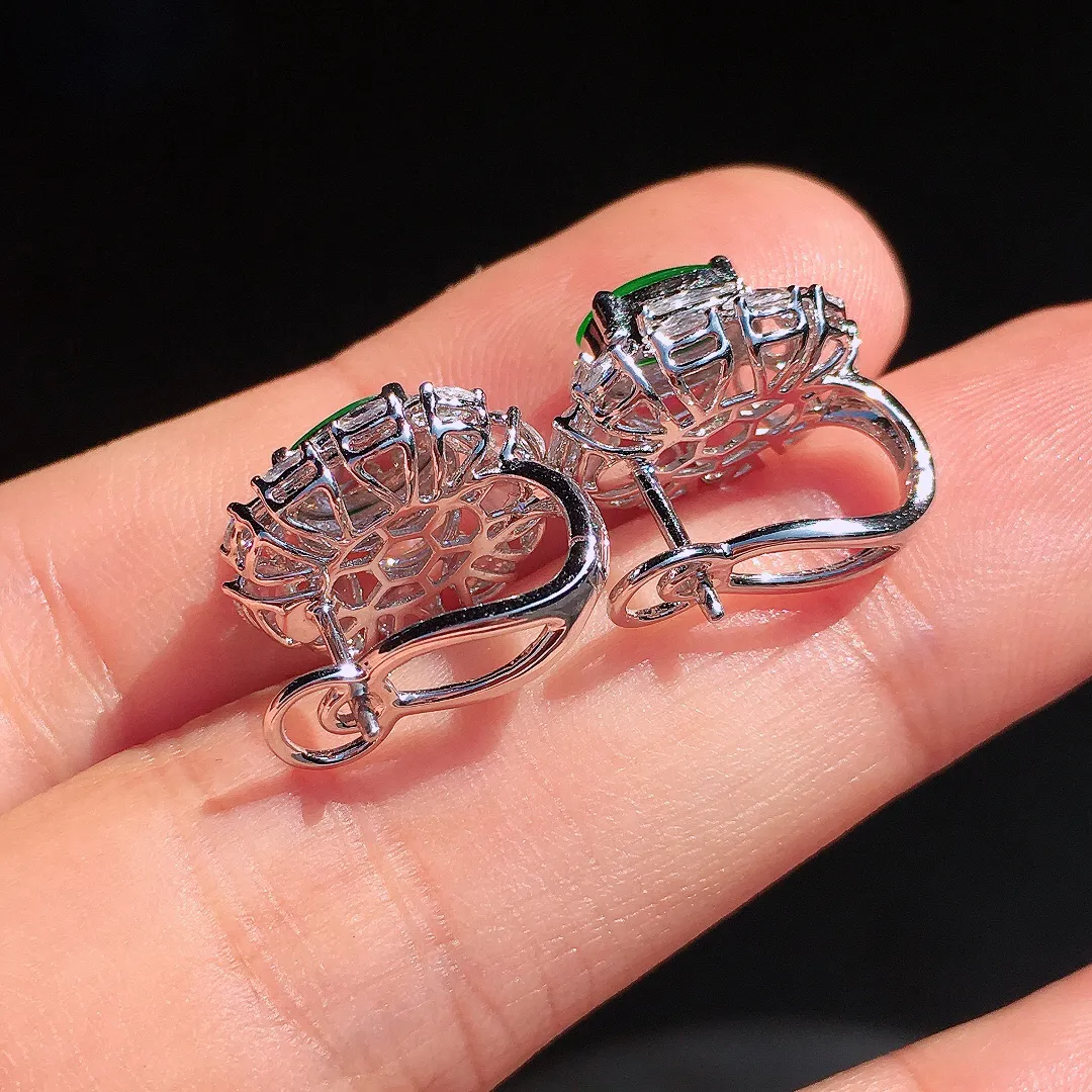 阳绿蛋面耳钉，色泽均匀艳丽，玉质细腻，荧光感超
强，饱满圆润，尽显优雅气质，18k
金豪华镶嵌