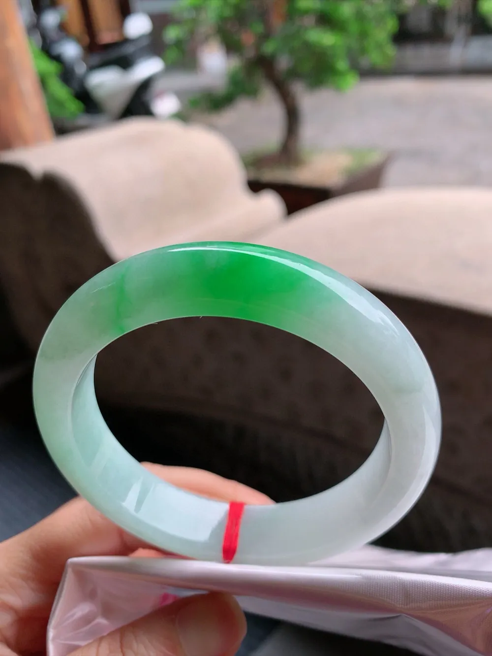 正圈一大节阳绿 无瑕 尺寸:59.5/13.8/9.3 色阳 大圈口