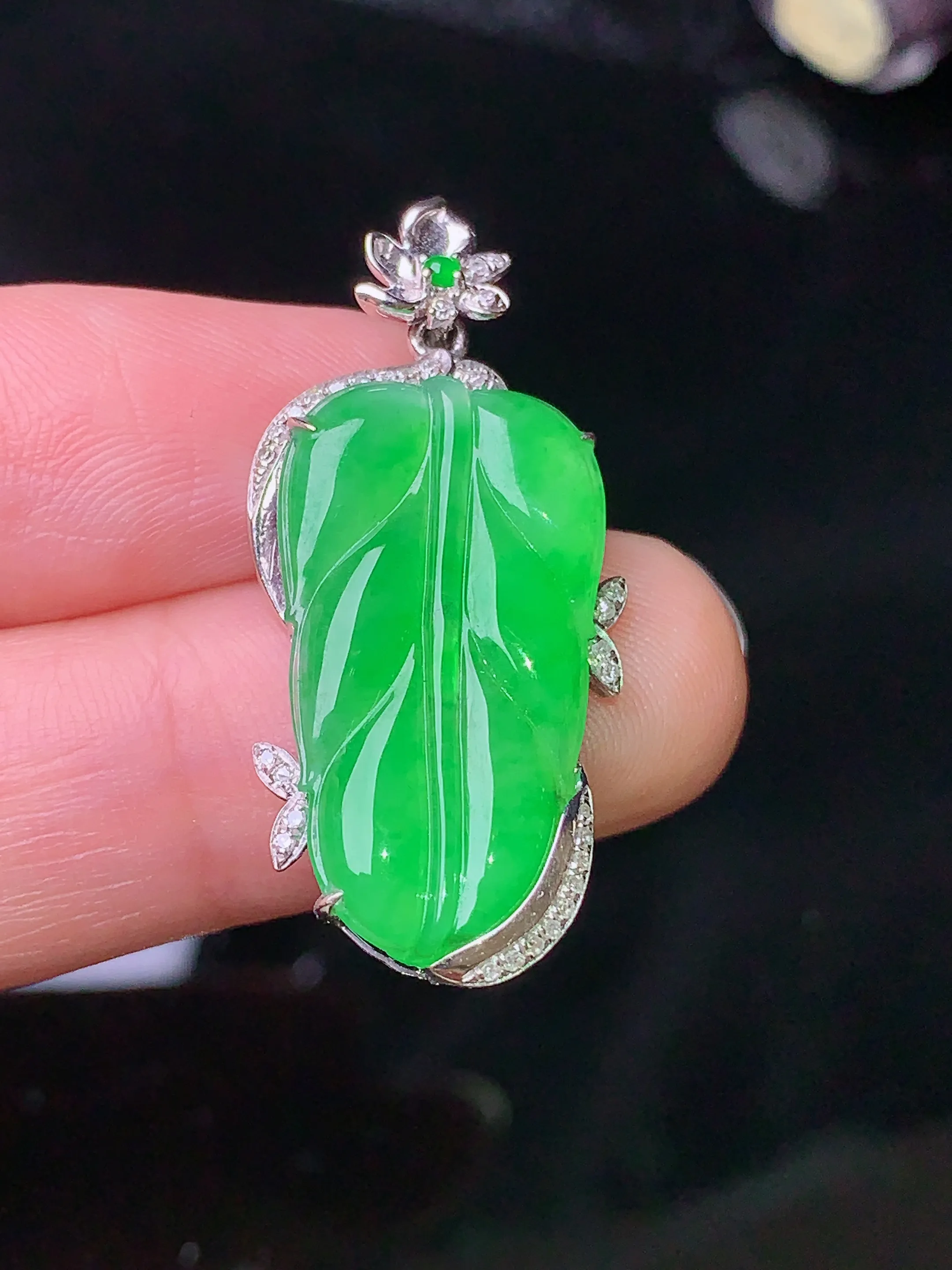18k金钻镶嵌翠绿树叶吊坠 玉质细腻 色泽艳丽 整体尺寸32.8*15*4.5