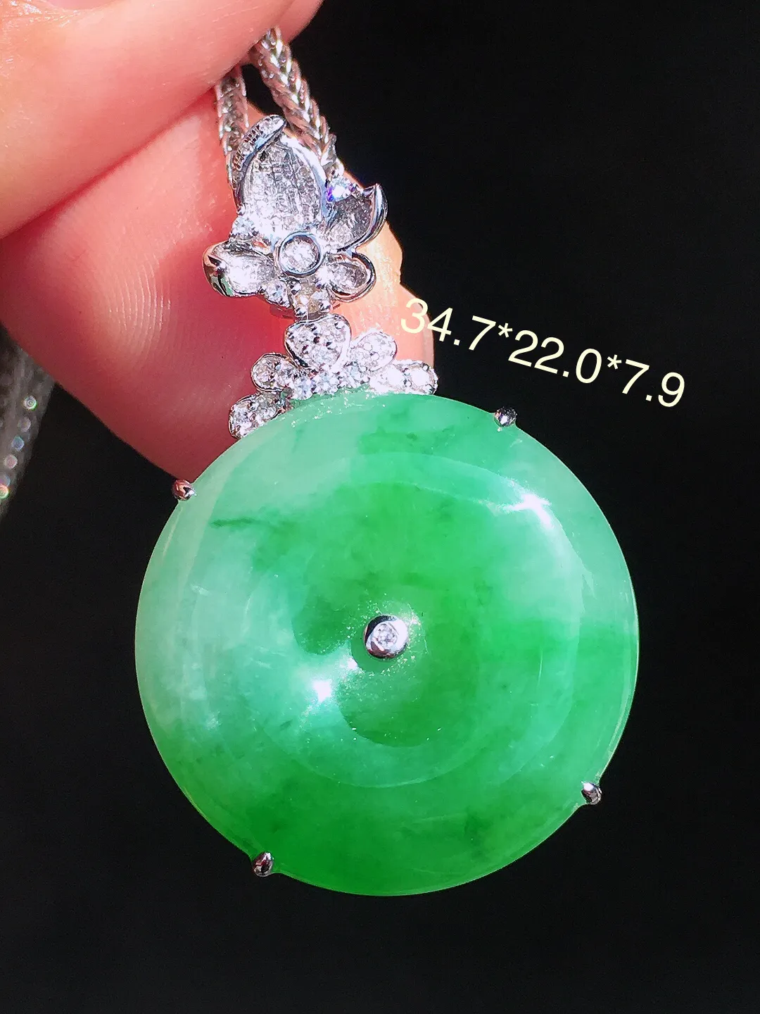 阳绿平安扣吊坠，色泽均匀艳丽，玉质细腻，荧光感超
强，饱满圆润，尽显优雅气质，18k
金豪华镶嵌