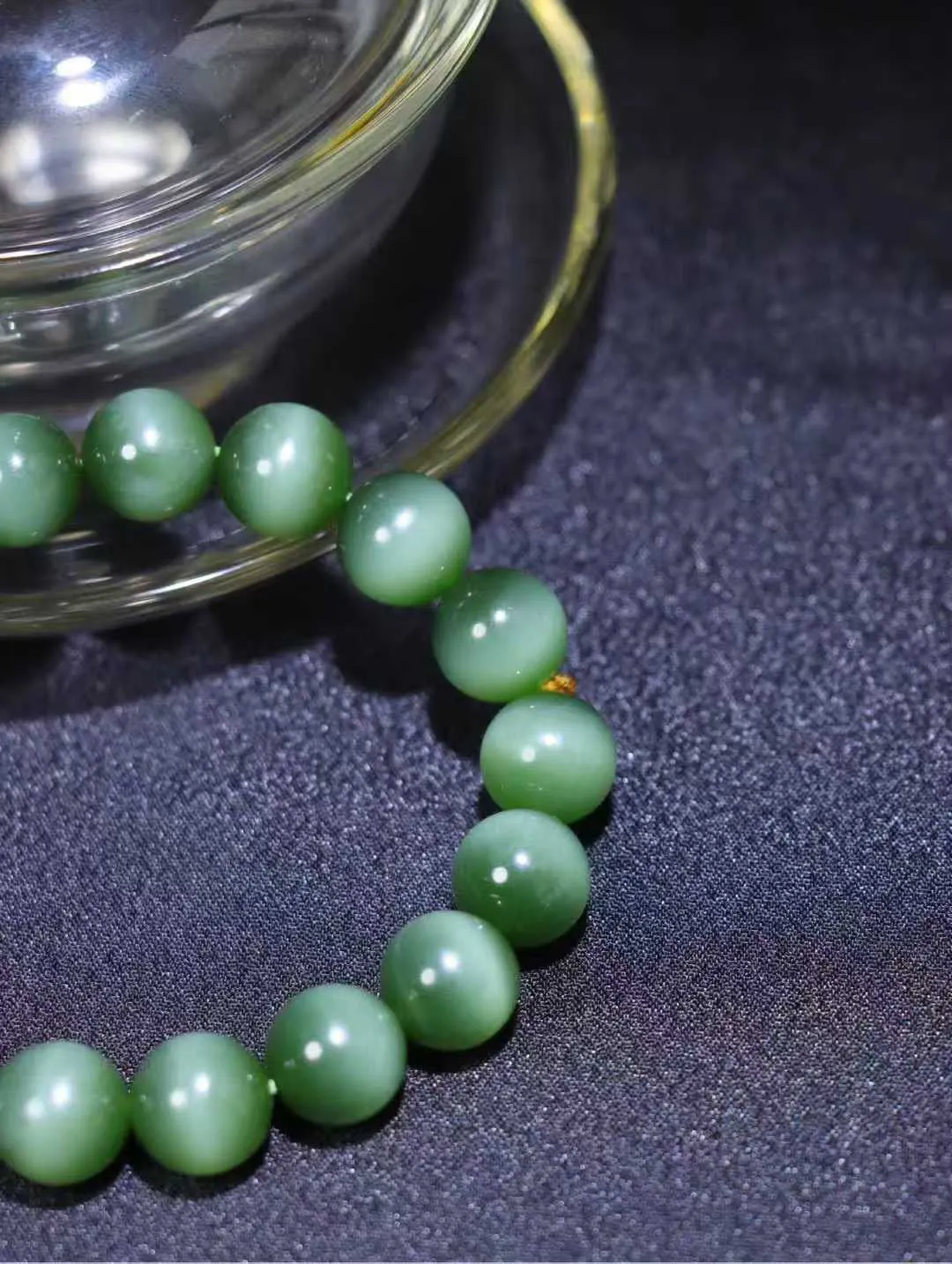 【腕间风华.手串】

精品️和田玉碧玉猫眼圆珠手串，天然纯净，玉质细腻，圆润如珠，佩戴于腕间，尽显高贵气质。无论是日常搭配还是重要场合，都是您优雅风范的点睛之笔。

重46.8克  尺寸取一12mm  O82420612583