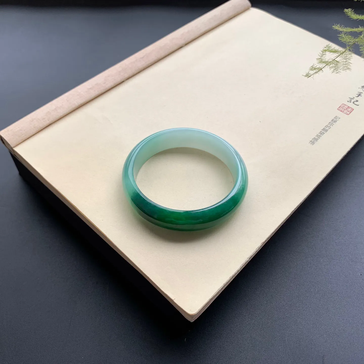 59.5圈口辣绿正圈手镯 尺寸：59.5-14.8-7.5，无纹裂，细腻光滑，色泽浓郁