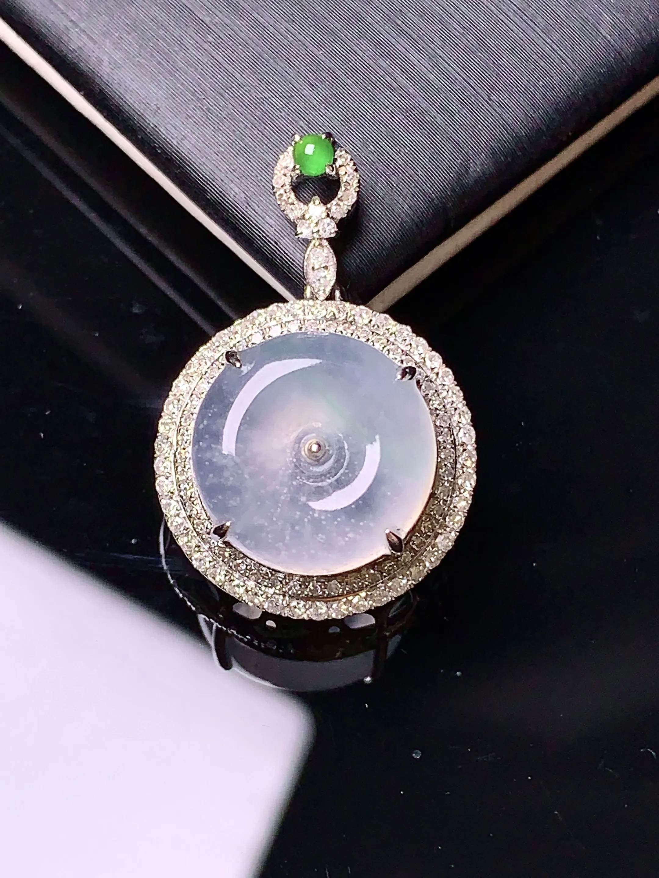 18k金钻镶嵌木那料雪花棉平安扣吊坠 玉质细腻 色泽清新艳丽 整体尺寸24*16*8.8