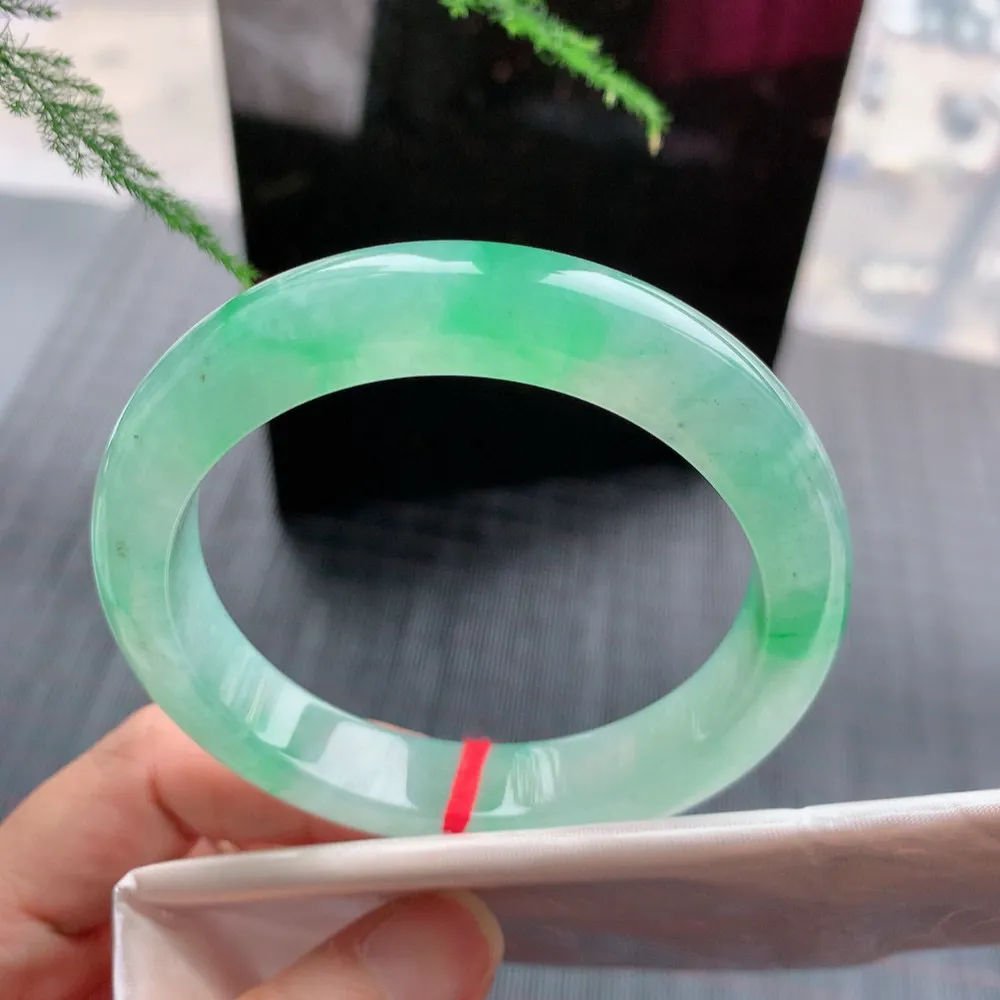 正圈高冰阳绿 无瑕 尺寸:56.7/11.5/8.6 种色俱佳