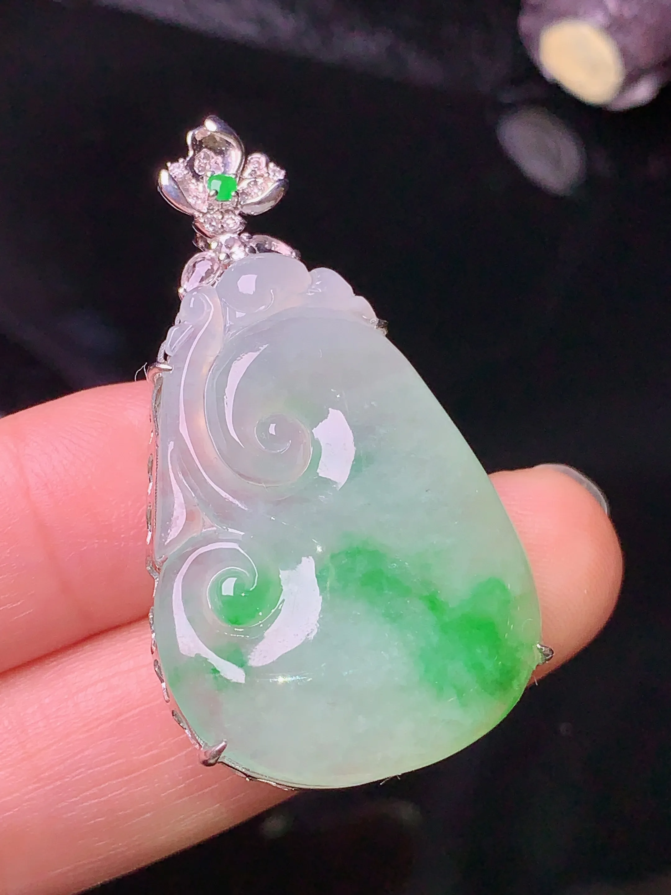 18k金钻镶嵌飘绿如意吊坠 玉质细腻 色泽艳丽 整体尺寸40.8*22.5*6.5