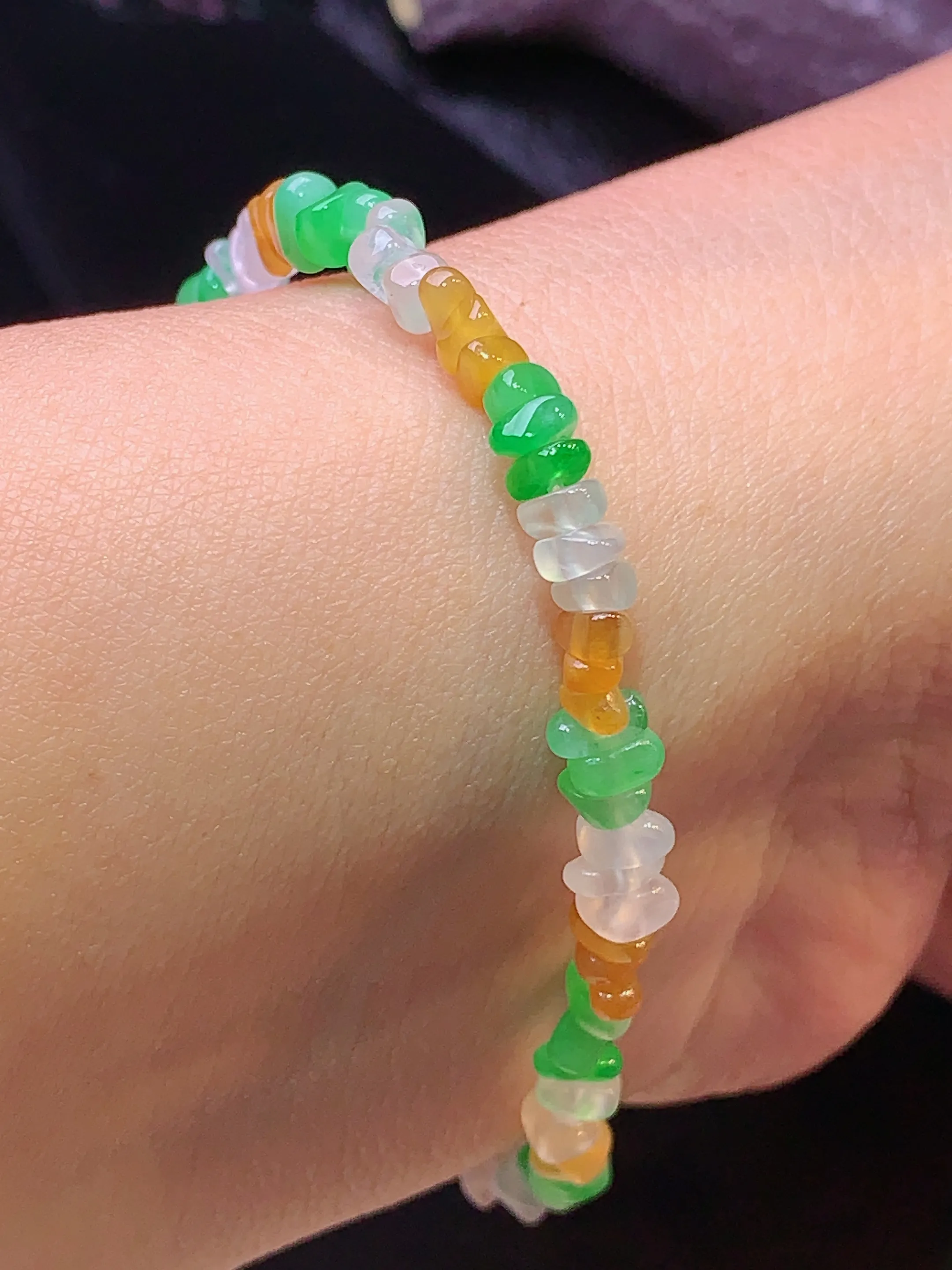 多彩随形手链 玉质细腻 色泽清新艳丽 整体尺寸4.6*3.8*2.5