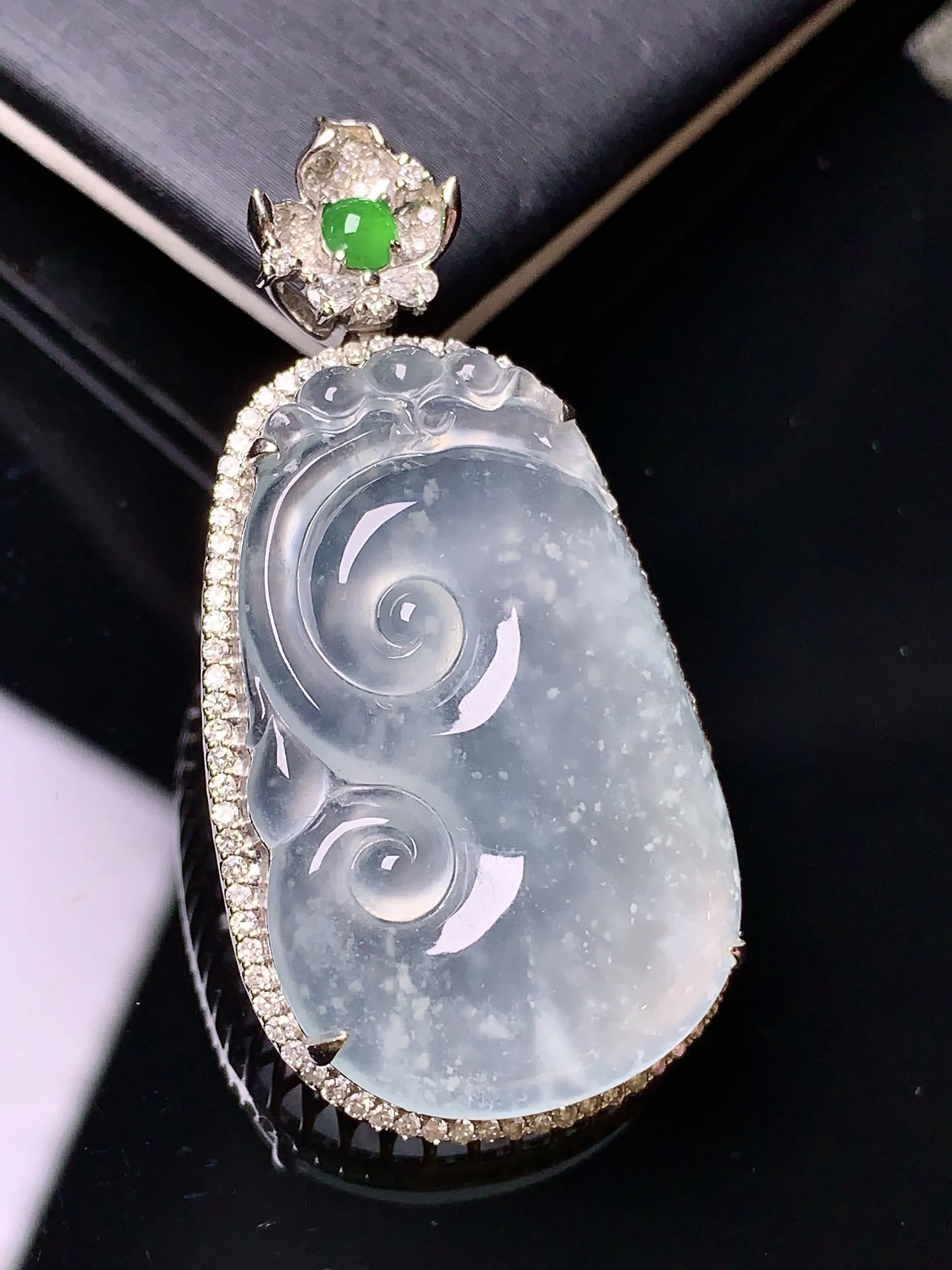 18k金钻镶嵌木那料雪花棉如意吊坠 玉质细腻 色泽清新艳丽 整体尺寸43.5*21.7*8.7