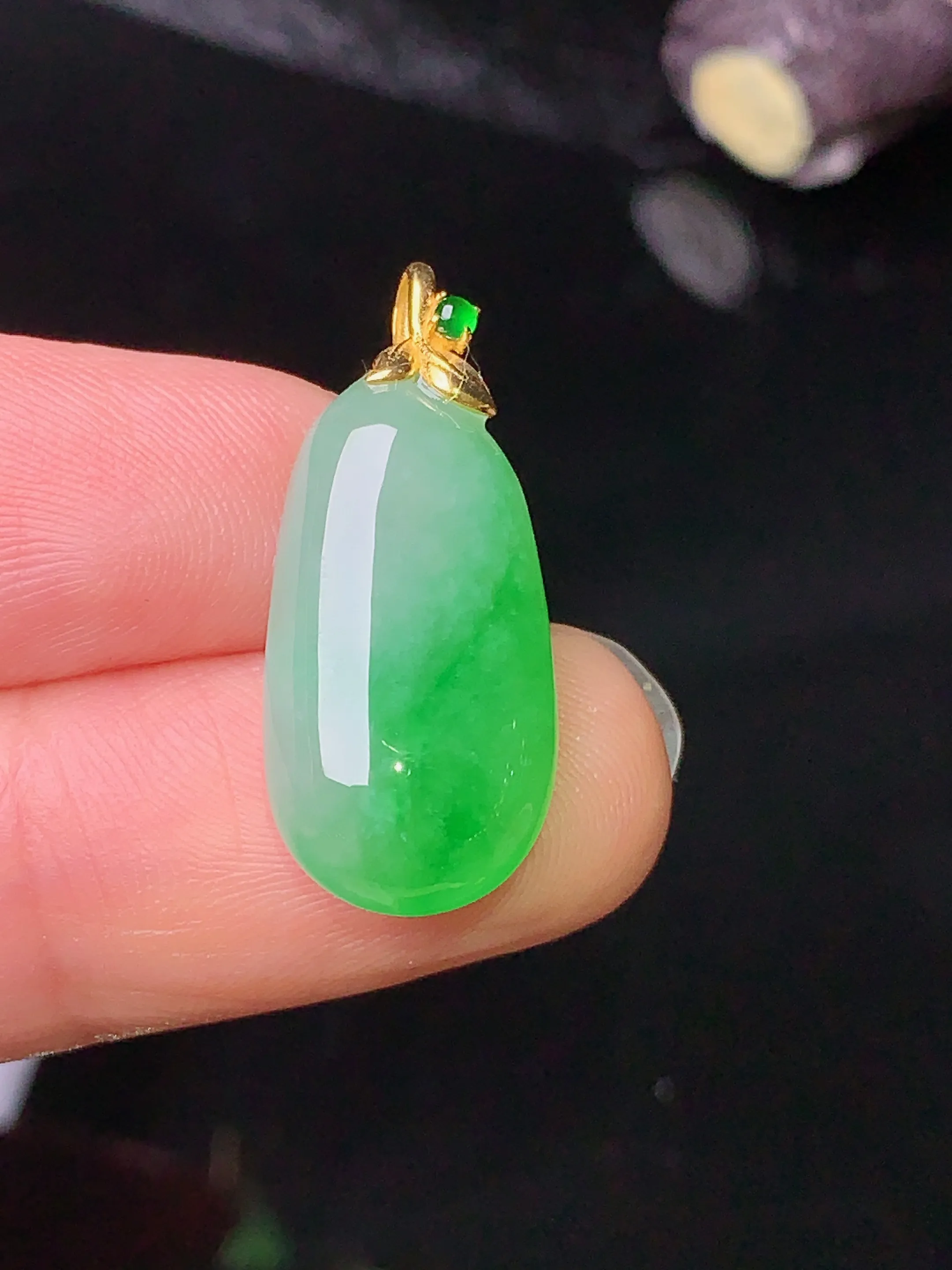 18k金镶嵌飘绿福瓜吊坠 玉质细腻 色泽艳丽 裸石尺寸21*10.8*5.5
