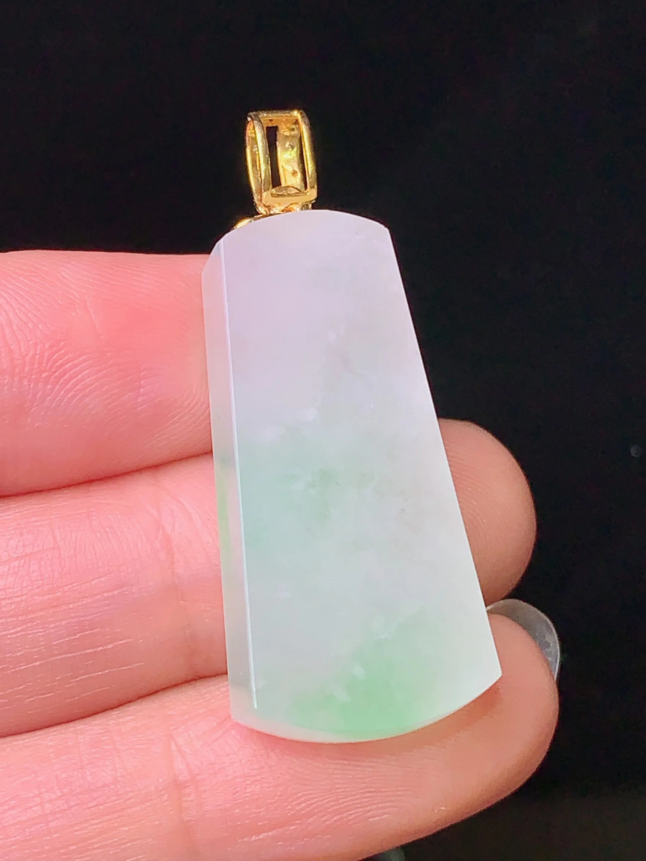 18k金钻镶嵌飘绿无事牌吊坠 玉质细腻 色泽艳丽 整体尺寸38.8*14.7*6