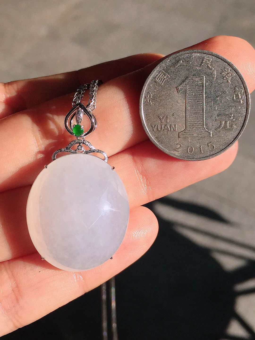 冰种蛋面吊坠，玉质细腻，荧光感超
强，饱满圆润，尽显优雅气质，18k
金豪华镶嵌