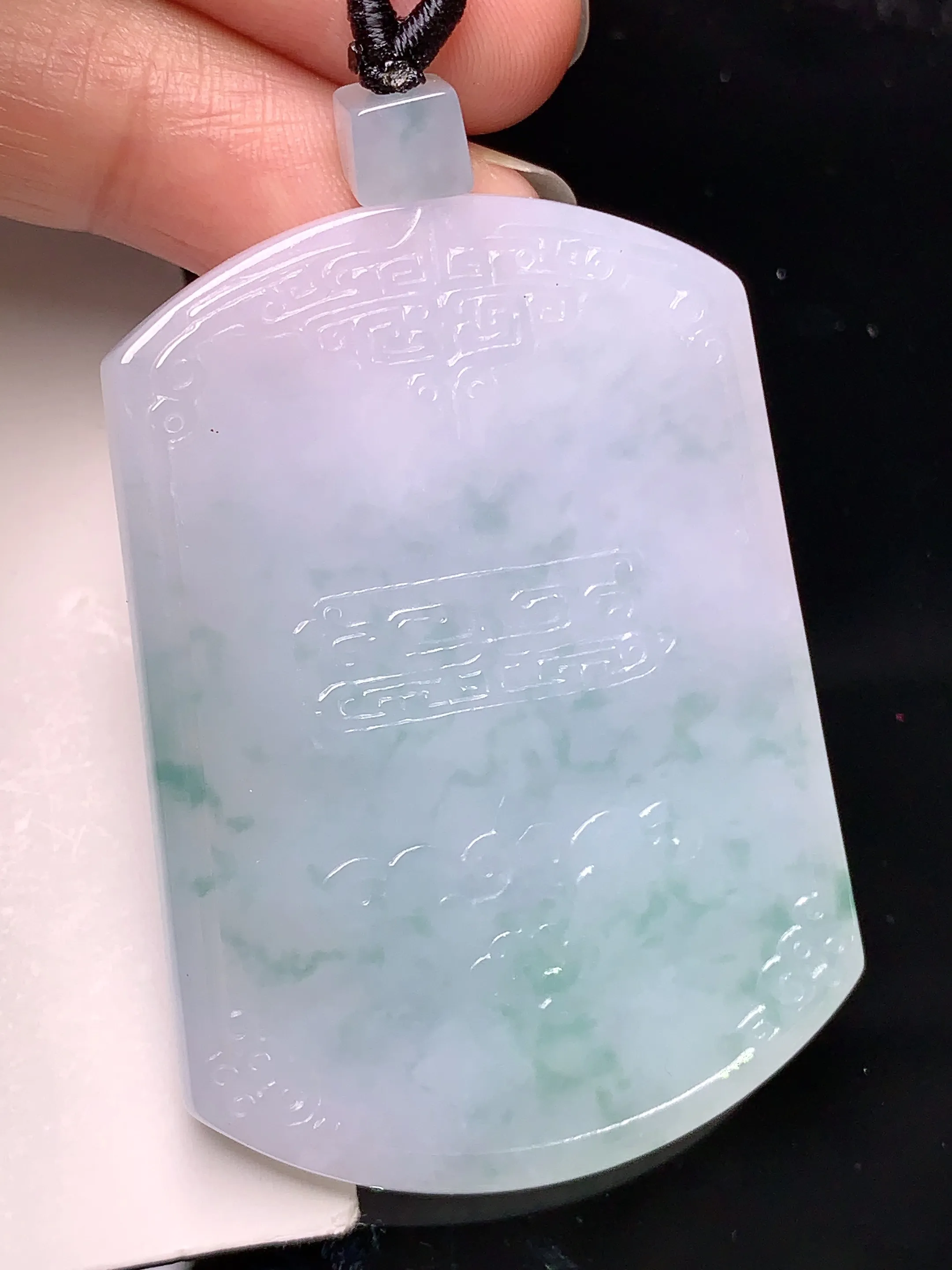 飘绿雕花无事牌吊坠 玉质细腻 色泽清新艳丽 整体尺寸53*38.2*5