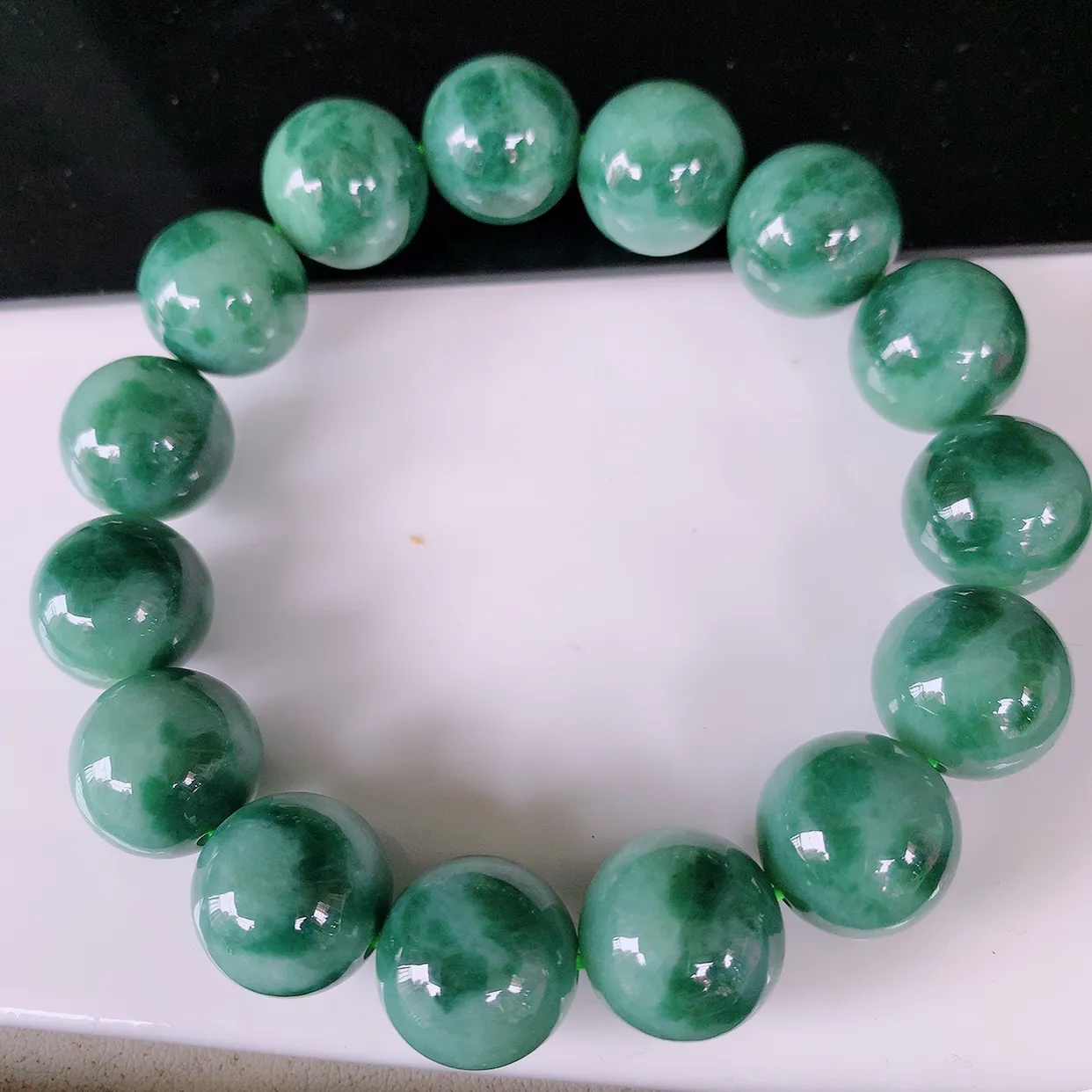 自然光实拍，冰润飘花圆珠翡翠手串，颜色丰富，料子细腻，高档大气，自戴送礼佳品！#001.1取一尺寸1