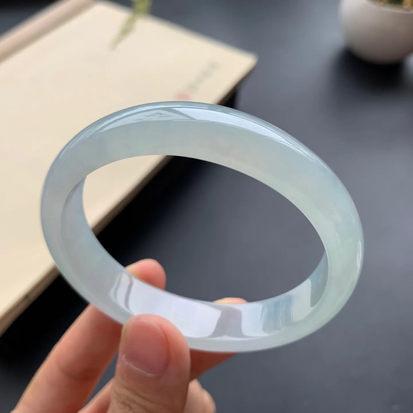 55圈口冰种贵妃手镯 尺寸：55-48.5-13-6.8，无纹裂，水润起胶，白净透亮