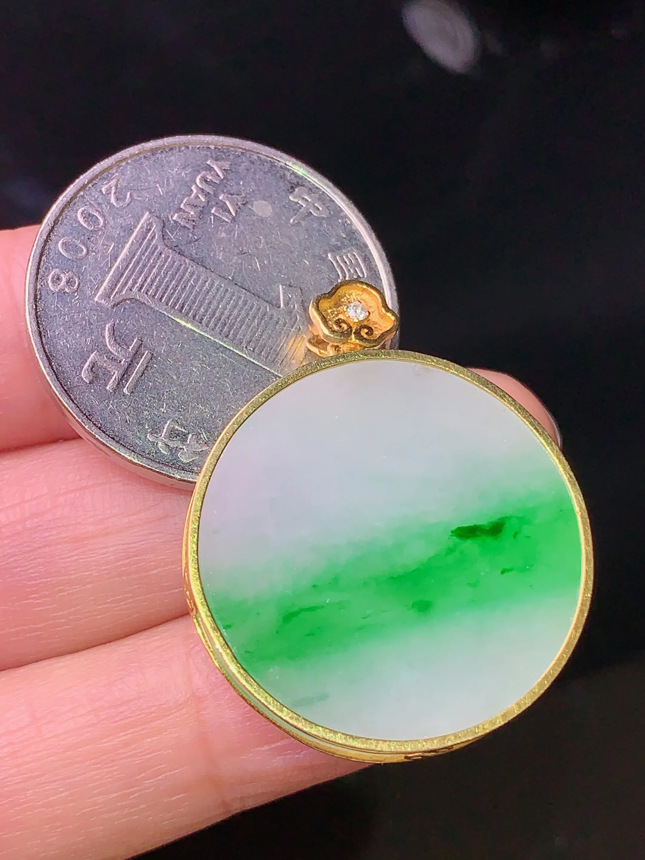 18k金钻镶嵌飘绿圆牌吊坠 玉质细腻 色泽艳丽 整体尺寸30.8*25.3*3.6