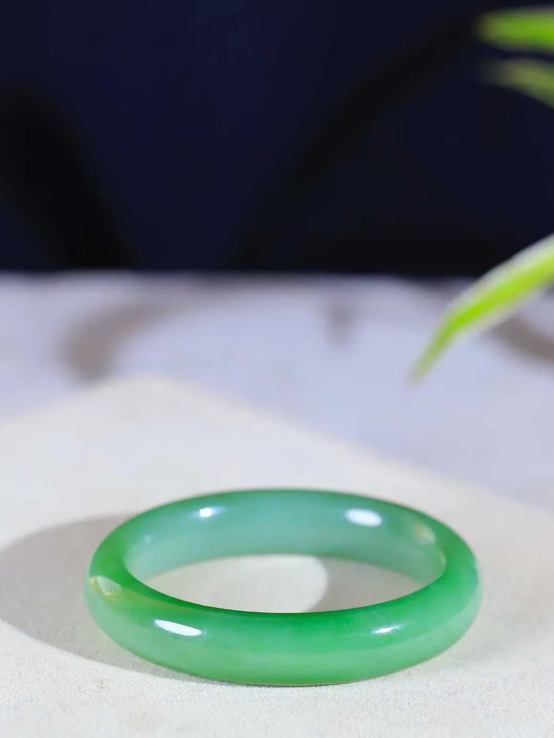 【贵妃镯.玉腕清响】    

精品和田玉碧玉猫眼贵妃镯，玉质温润细腻 油性十足 相传杨贵妃十