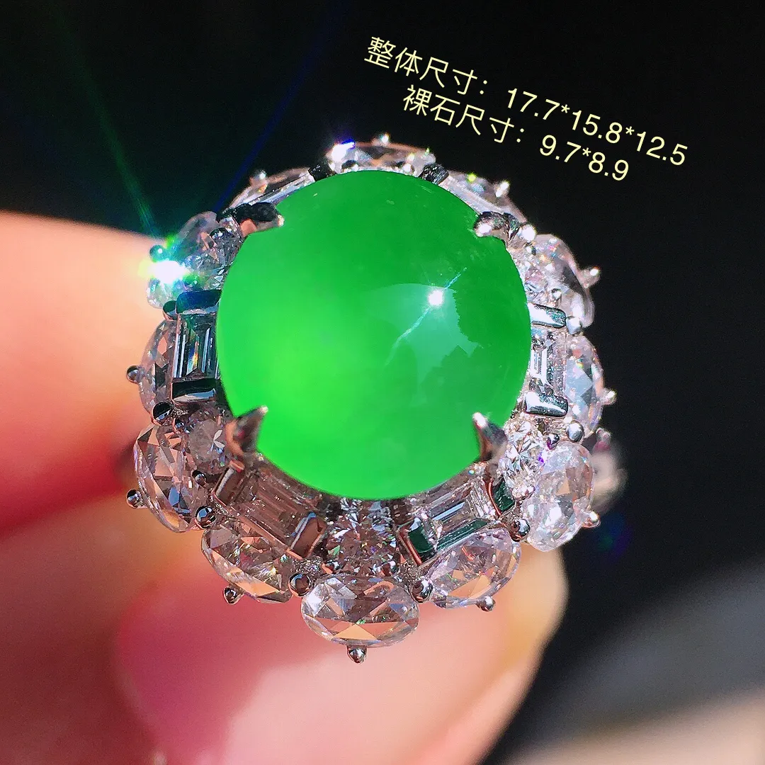 阳绿蛋面戒指，色泽均匀艳丽，玉质细腻，荧光感超
强，饱满圆润，尽显优雅气质，18k
金豪华镶嵌