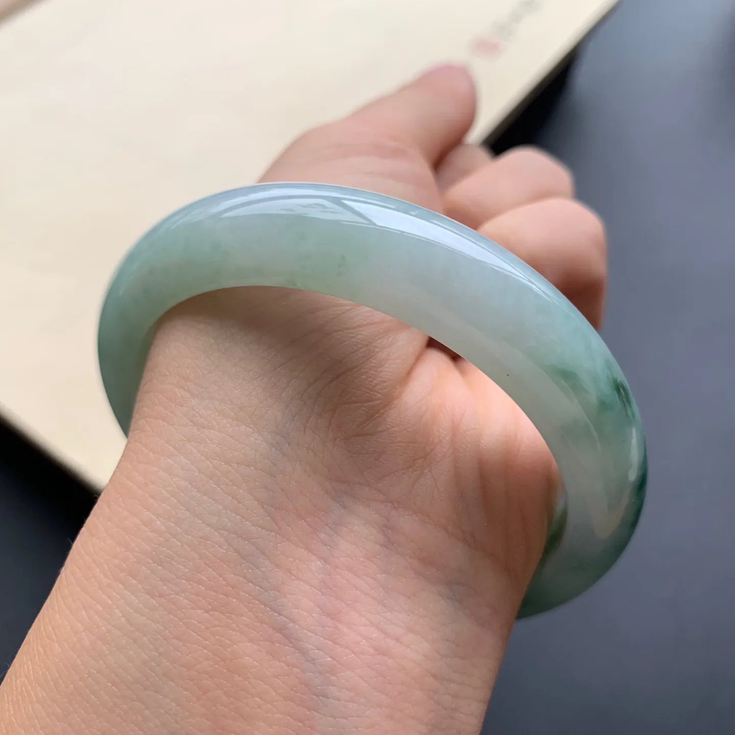 55.8圈口飘花正圈手镯 尺寸：55.8-12.3-8.2，无纹裂，细腻光滑，花色浓郁