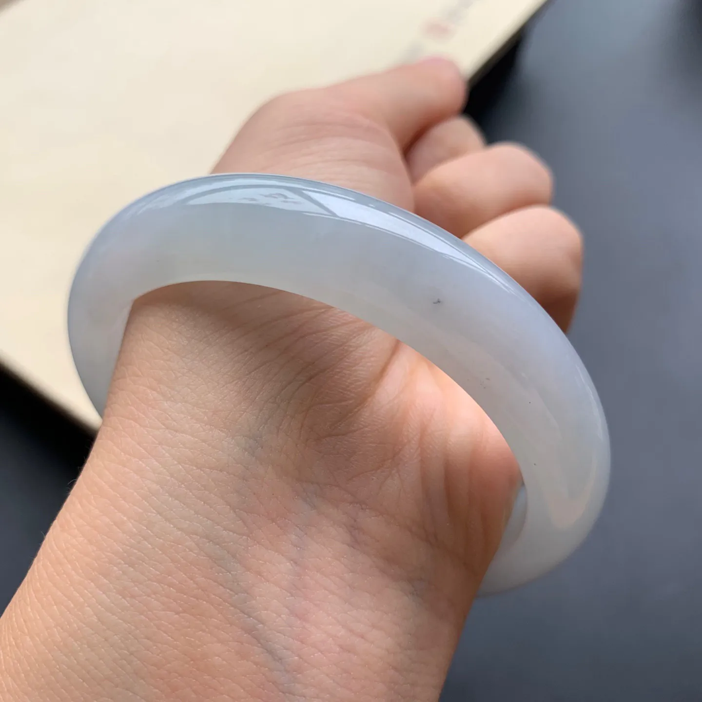 57.3圈口冰糯正圈手镯 尺寸：57.3-12.6-9.6，无纹裂，细腻起胶，白净光滑