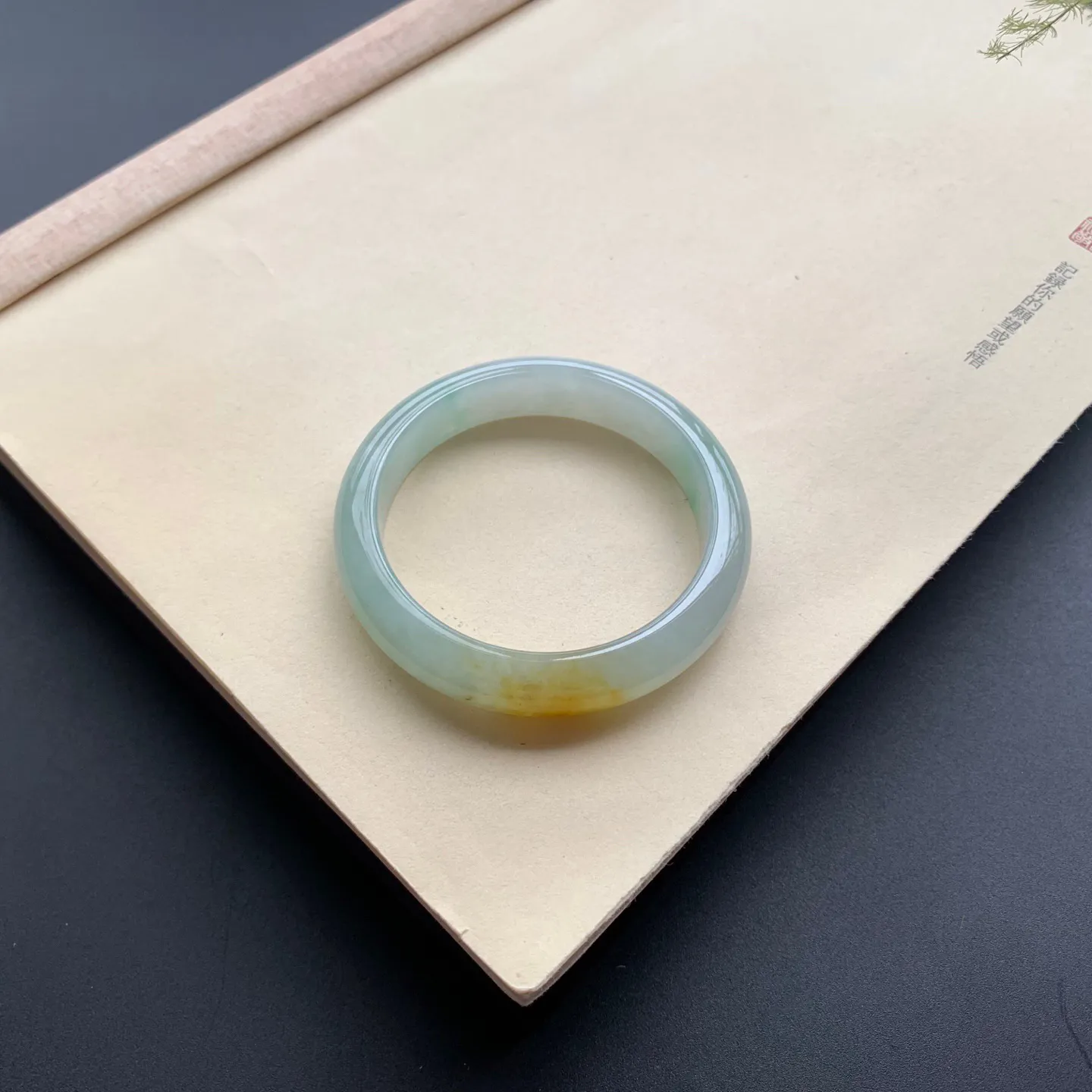 53圈口飘黄翡正圈手镯 尺寸：53-12-7.8，无纹裂，细腻光滑，色泽亮丽