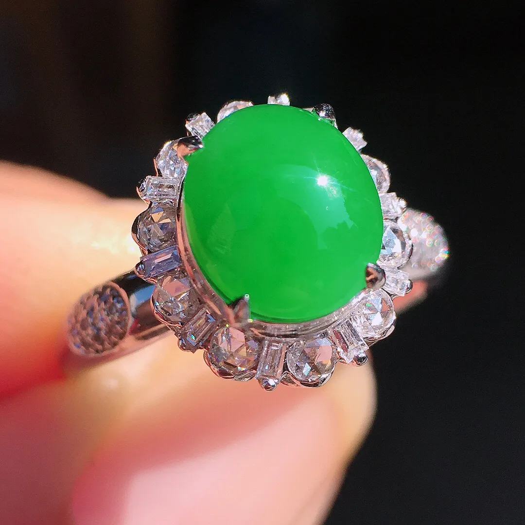 阳绿蛋面戒指，色泽均匀艳丽，玉质细腻，荧光感超
强，饱满圆润，尽显优雅气质，18k
金豪华镶嵌