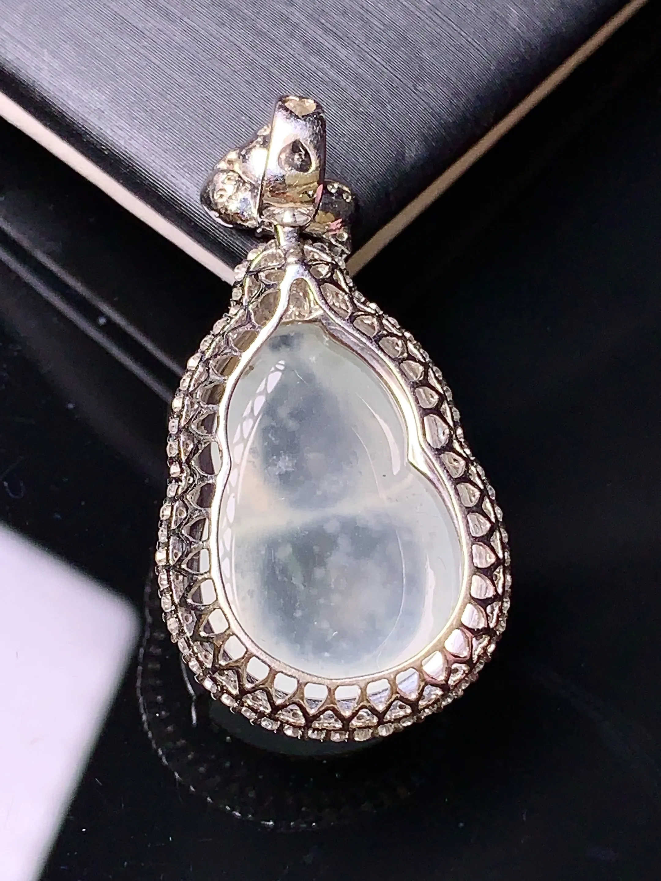 18k金钻镶嵌木那料雪花棉葫芦吊坠 玉质细腻 色泽清新艳丽 整体尺寸33.6*18*11.2