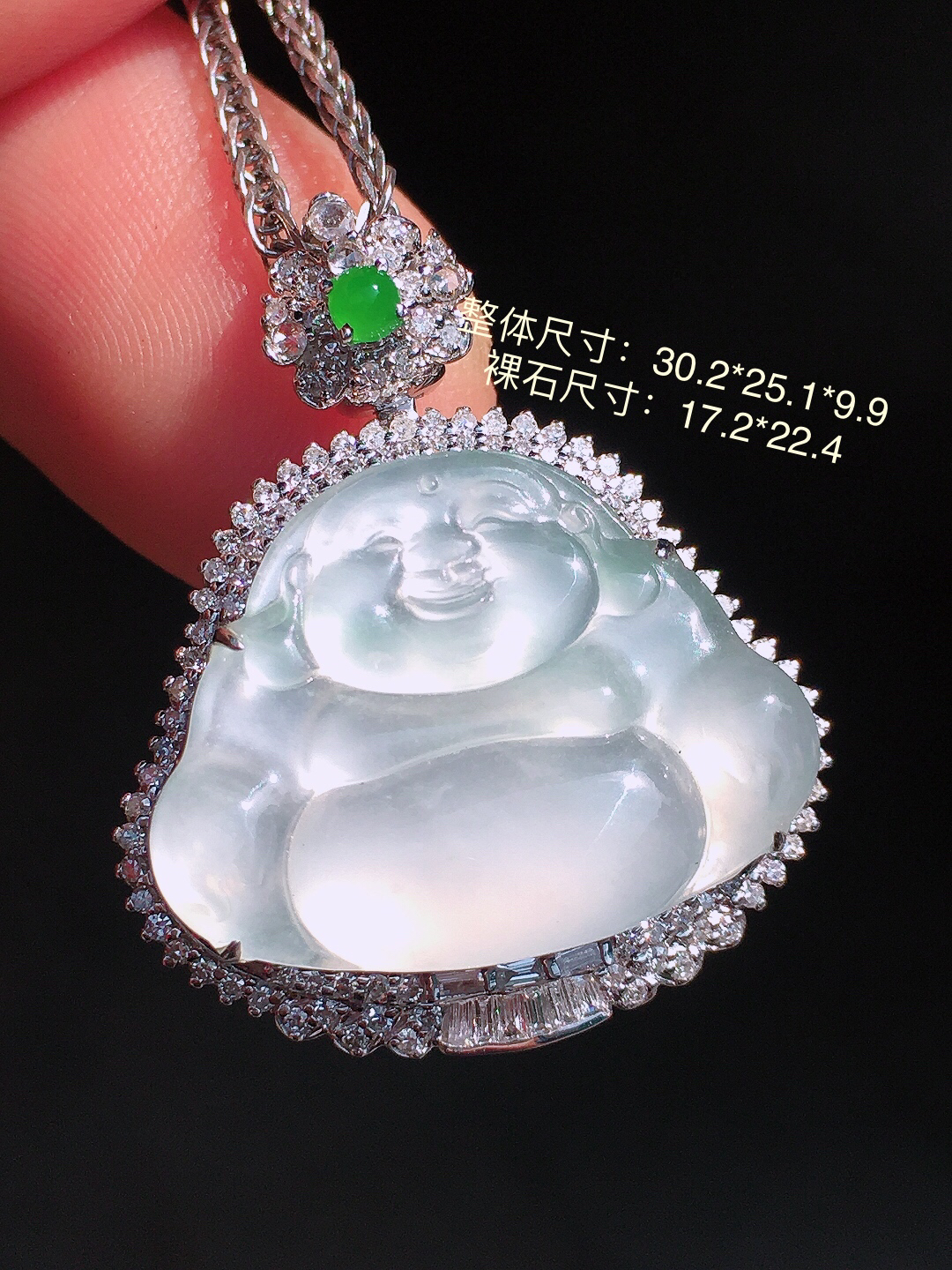 冰种佛公吊坠，玉质细腻，荧光感超
强，饱满圆润，尽显优雅气质，18k
金豪华镶嵌