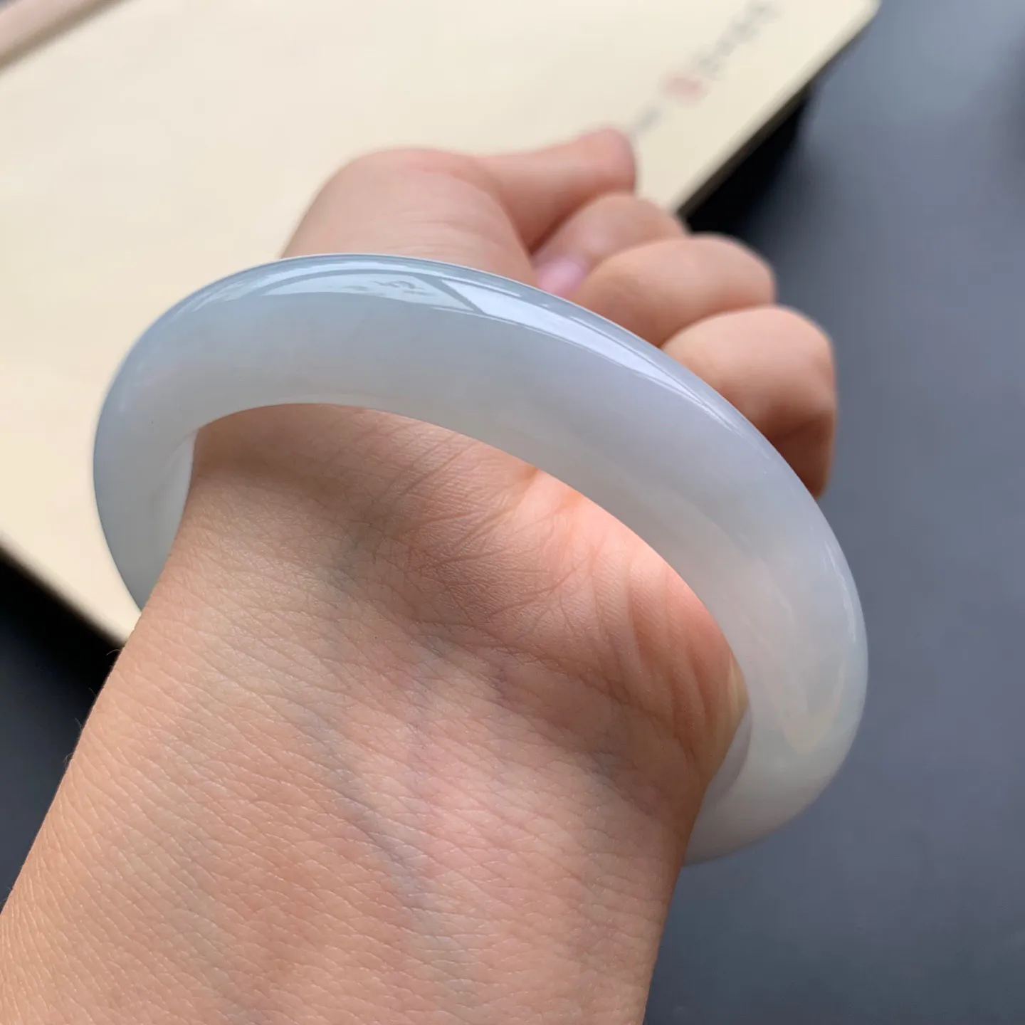 57.3圈口冰糯正圈手镯 尺寸：57.3-12.6-9.6，无纹裂，细腻起胶，白净光滑