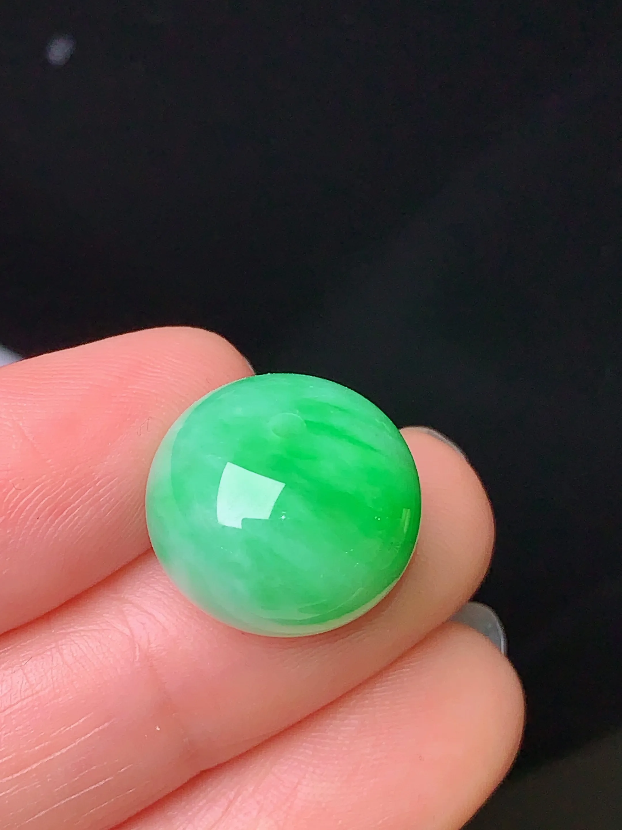 翠绿路路通吊坠 玉质细腻 色泽艳丽 整体尺寸15.3*12.2