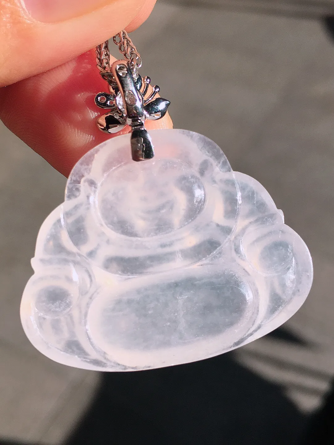 冰种佛公吊坠，玉质细腻，荧光感超
强，饱满圆润，尽显优雅气质，18k
金豪华镶嵌