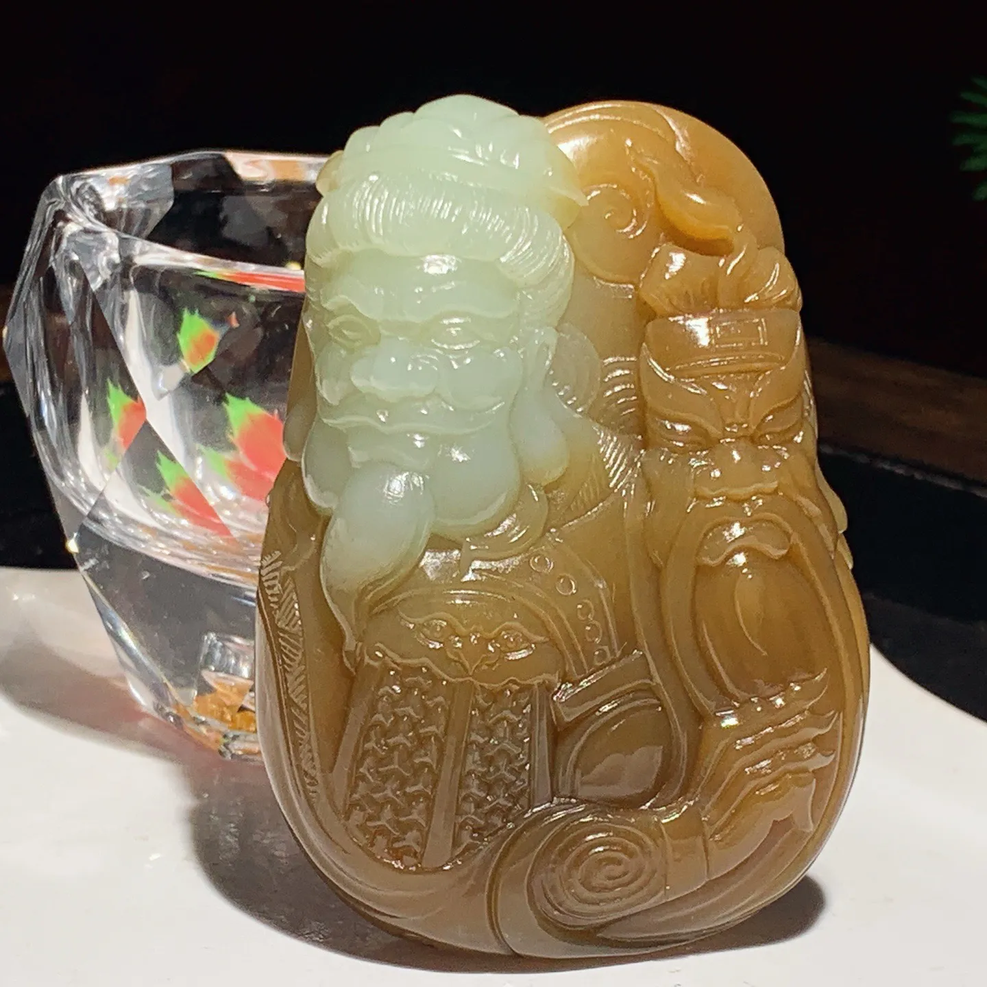 新疆和田玉且末糖桃园三结义把件。尺寸69/50/25重135.5克。玉质细腻油润。手推出油。佩戴高端典雅。lt251104