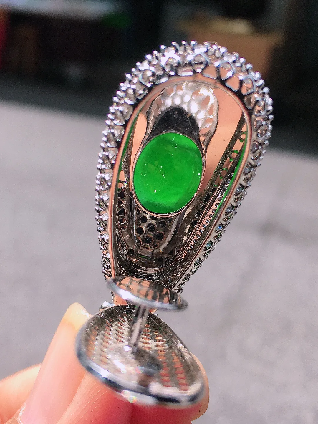 阳绿福豆吊坠：色泽均匀艳丽，玉质细腻，荧光感超
强，饱满圆润，尽显优雅气质，18k
金豪华镶嵌