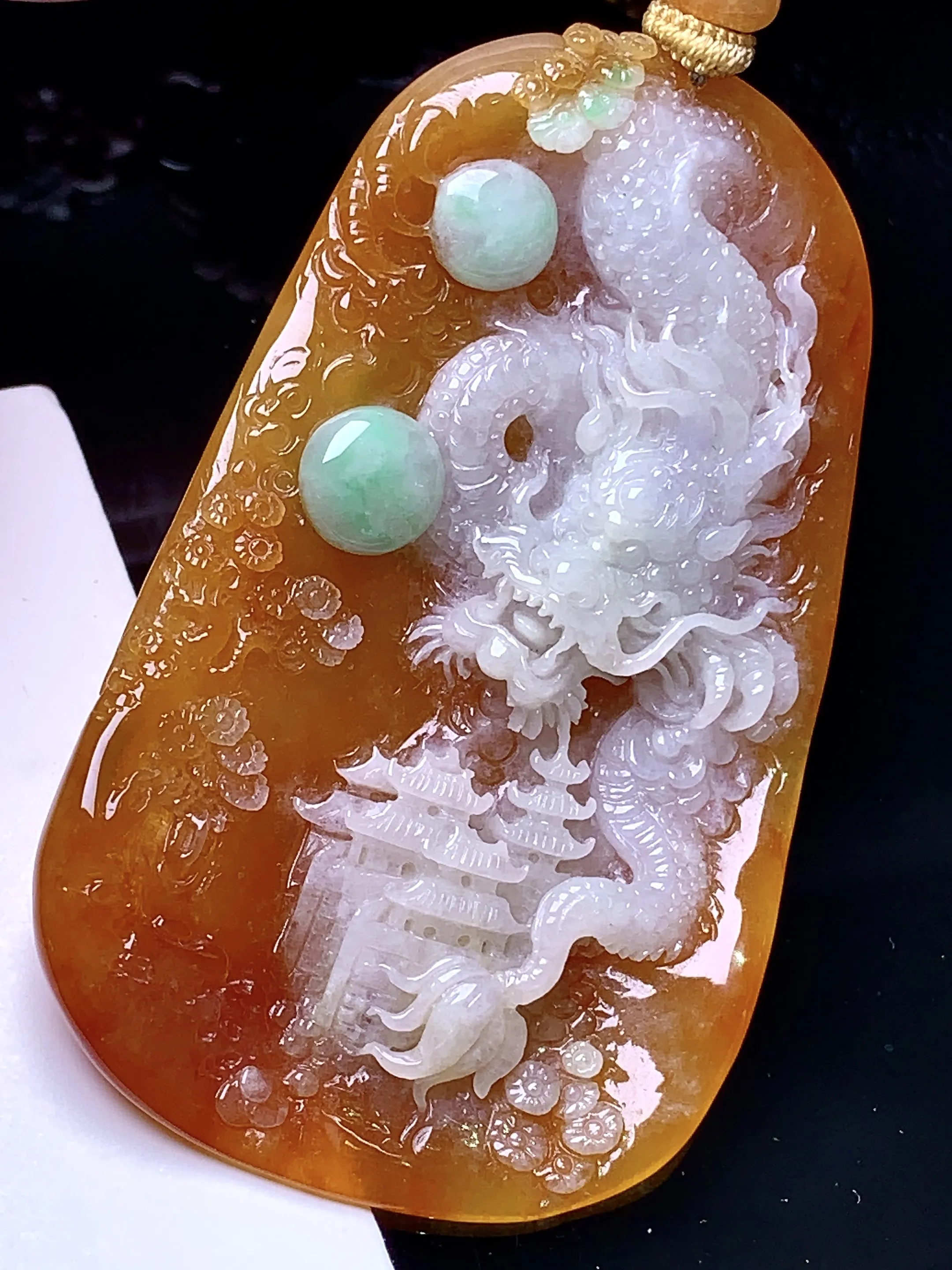 黄翡龙牌吊坠 玉质细腻 色泽清新艳丽 整体尺寸68.3*41.5*8.5