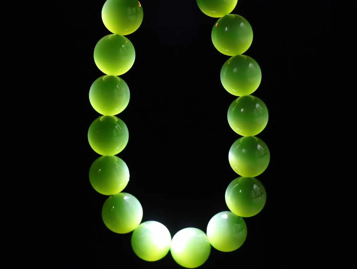 【腕间风华.手串】

精品️和田玉碧玉猫眼圆珠手串，天然纯净，玉质细腻，圆润如珠，佩戴于腕间，尽显高贵气质。无论是日常搭配还是重要场合，都是您优雅风范的点睛之笔。

重46.8克  尺寸取一12mm  O82420612583