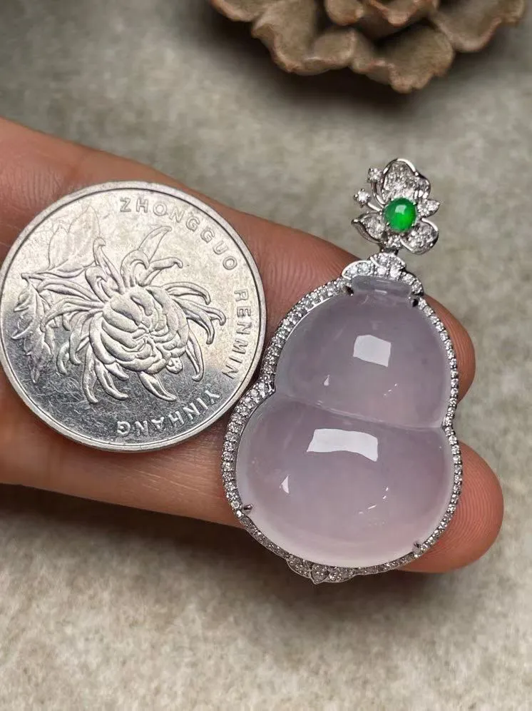 冰种葫芦吊坠、真金真钻镶嵌，种水好，玉质细腻 .裸石尺寸 26.0*19.7