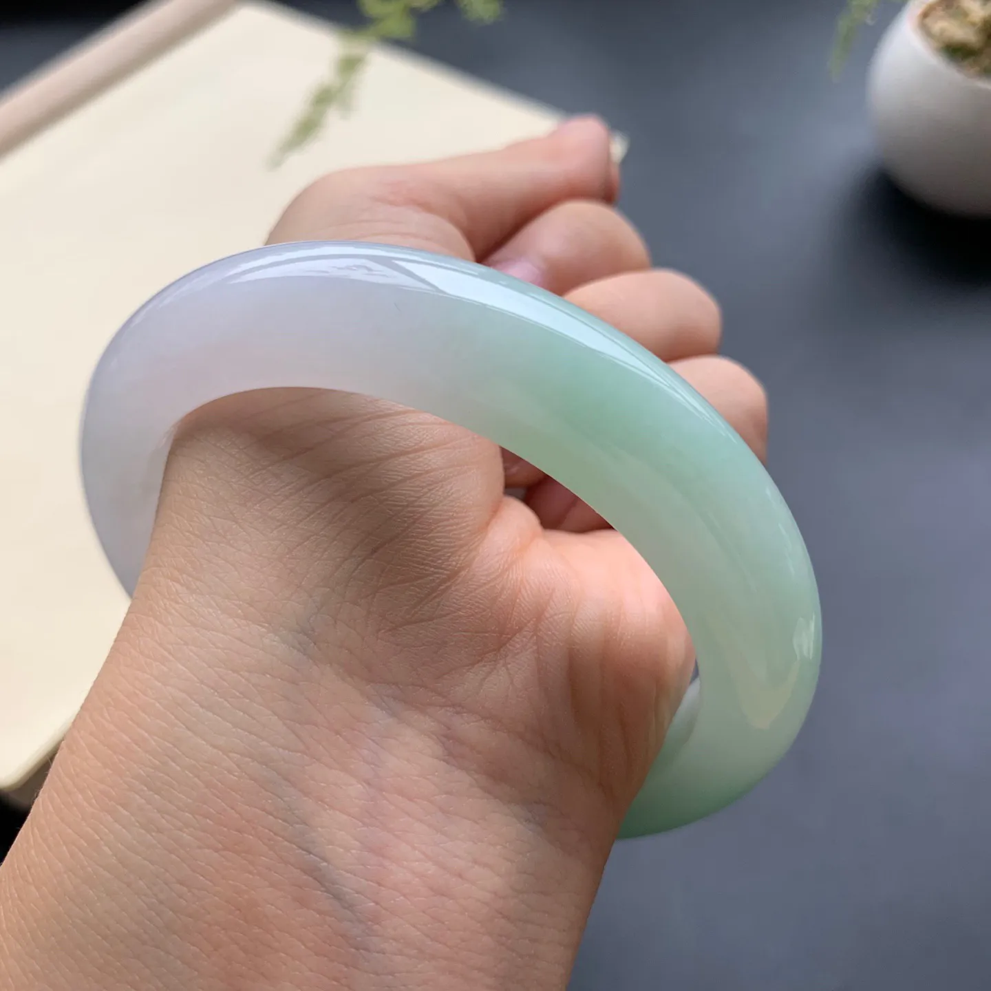 59圈口飘绿正圈手镯 尺寸：59-13-9.8，无纹裂，色泽靓丽，优美迷人