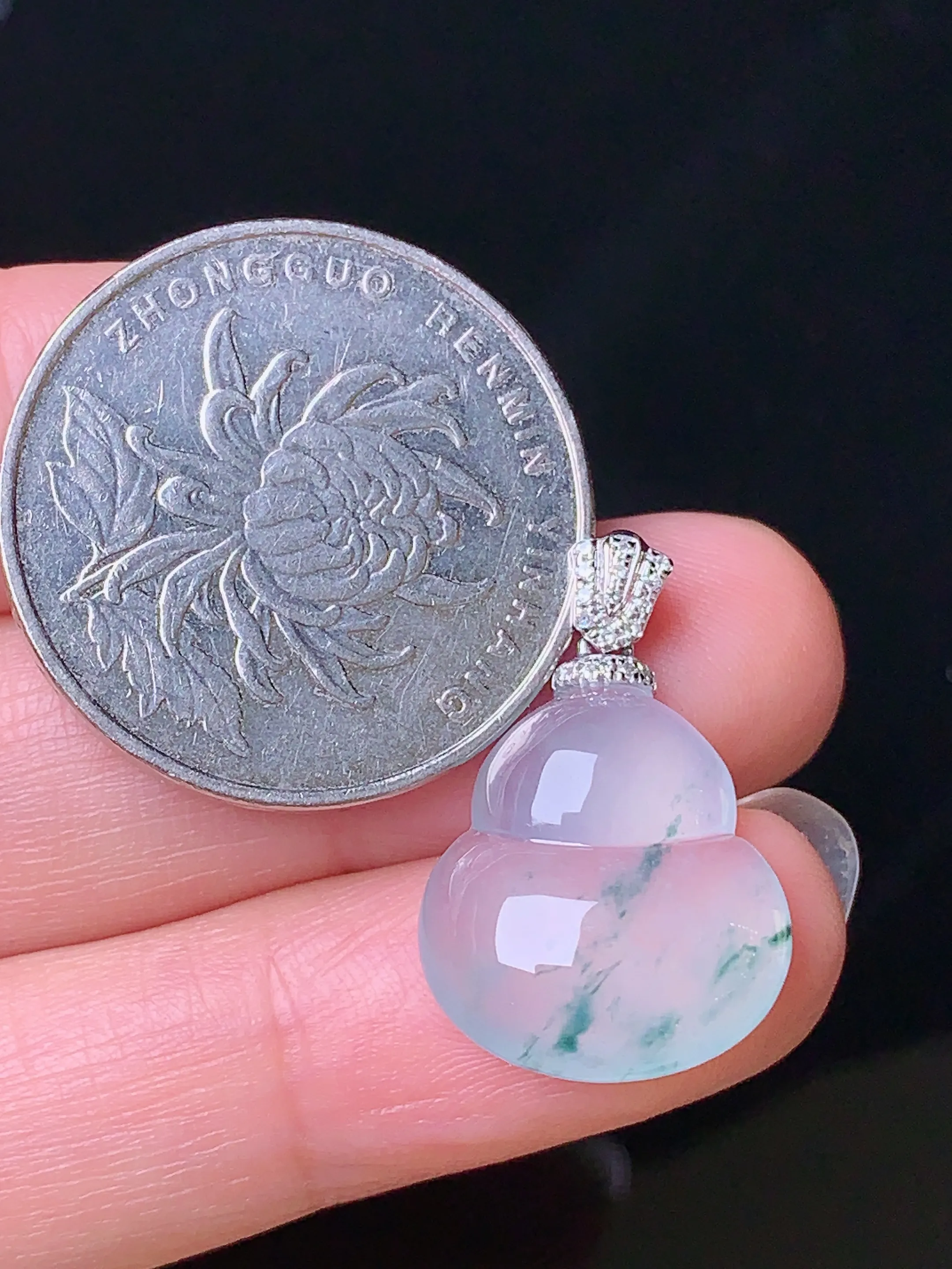 18k金钻镶嵌冰种葫芦吊坠 玉质细腻 色泽艳丽 整体尺寸23.3*15*4.6