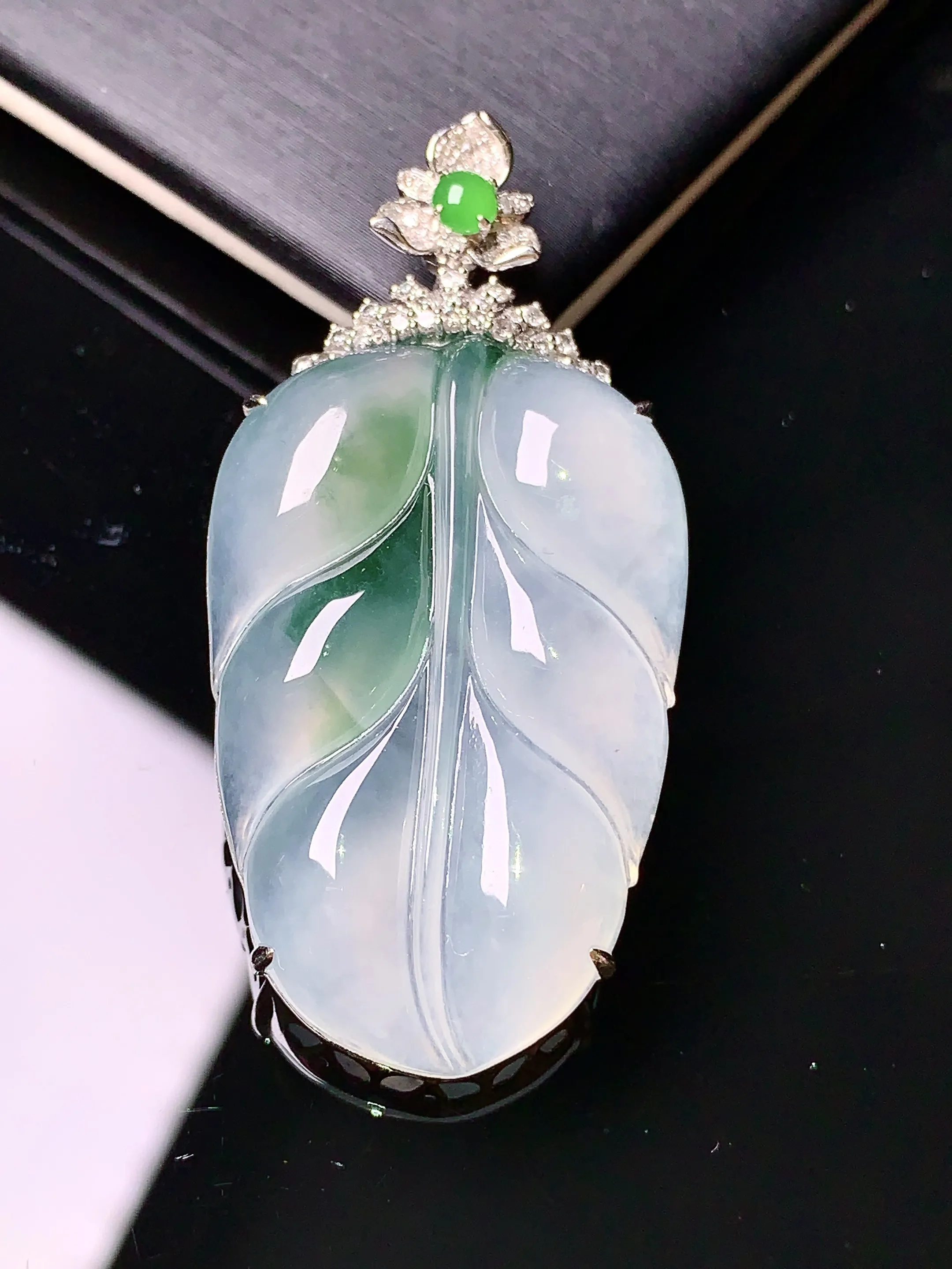 18k金钻镶嵌飘绿树叶吊坠 玉质细腻 色泽艳丽 整体尺寸46.7*22.6*7.5