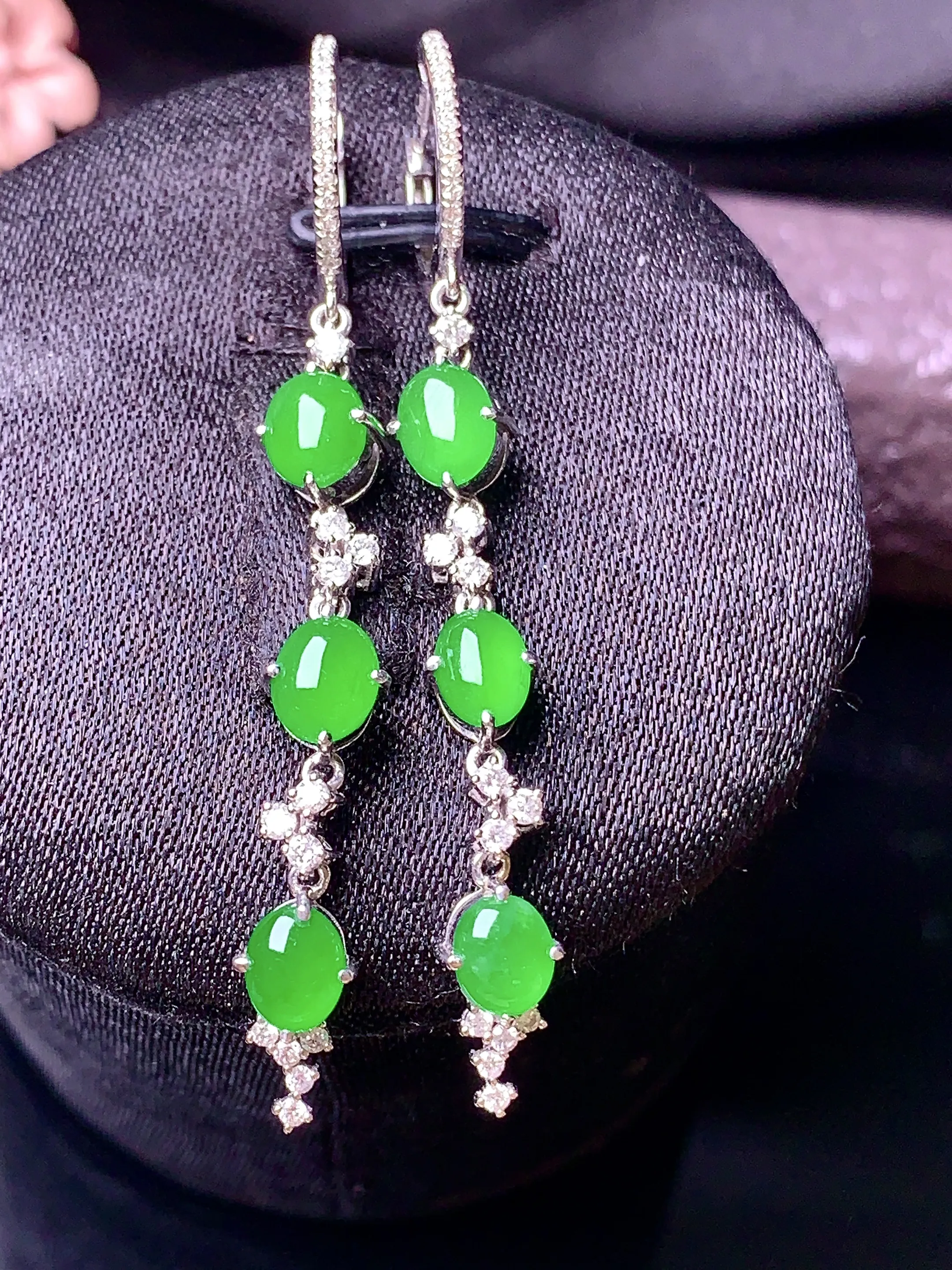 18k金钻镶嵌满绿蛋面耳坠 玉质细腻 色泽艳丽 整体尺寸50.8*5.2*4.5