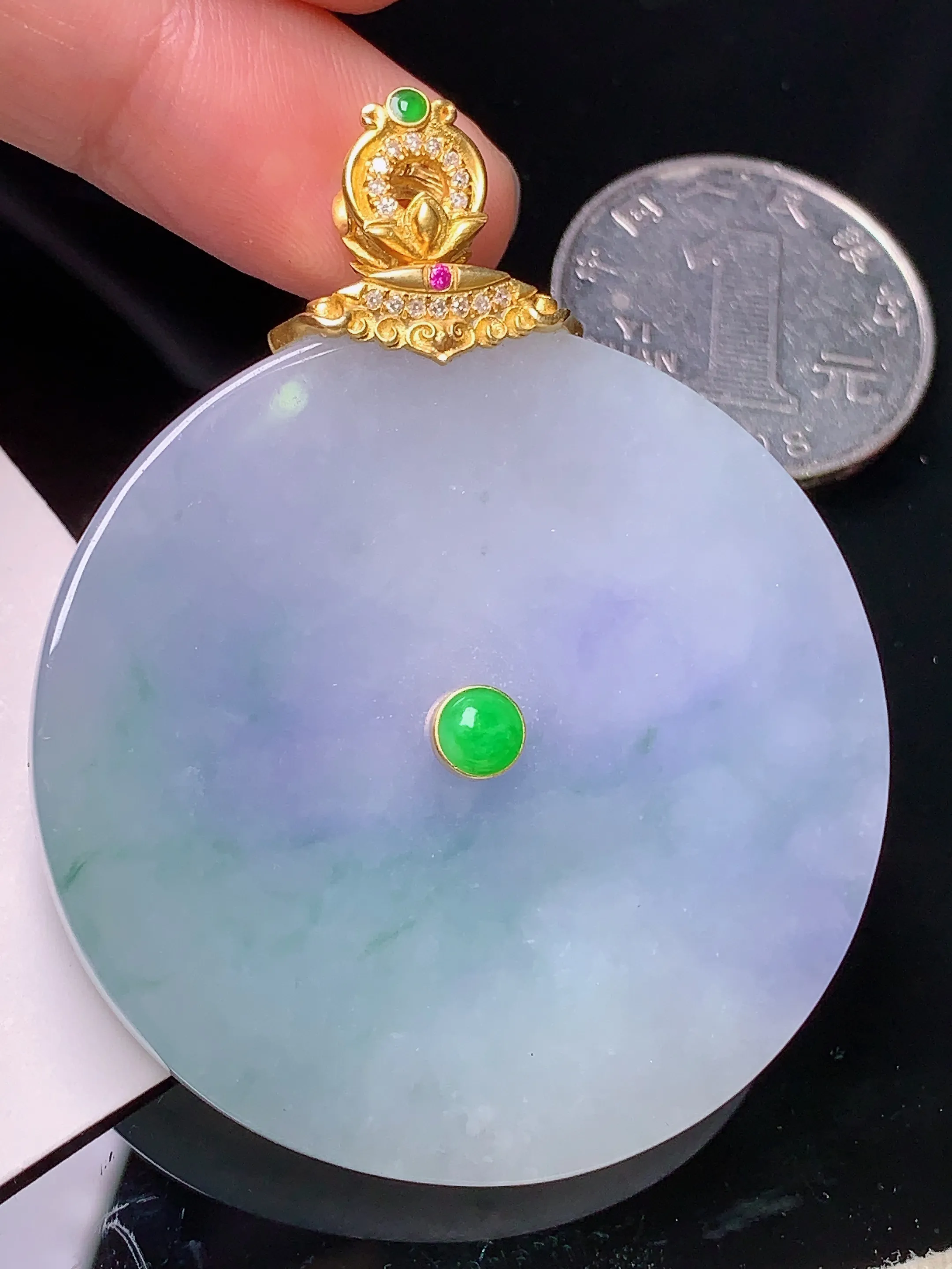 18k金钻镶嵌淡春彩圆牌吊坠 玉质细腻 色泽清新艳丽 整体尺寸56*45*6