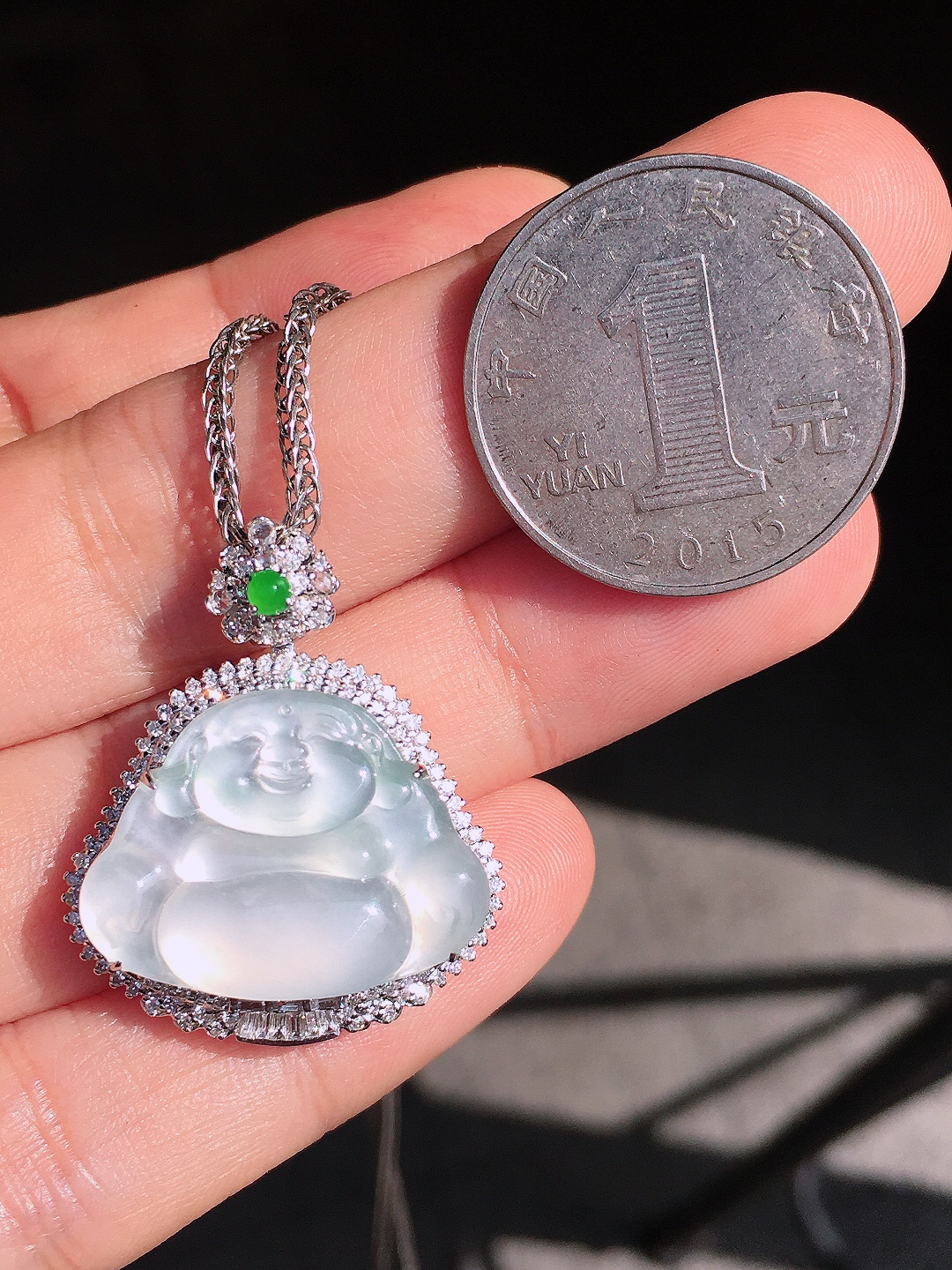 冰种佛公吊坠，玉质细腻，荧光感超
强，饱满圆润，尽显优雅气质，18k
金豪华镶嵌
