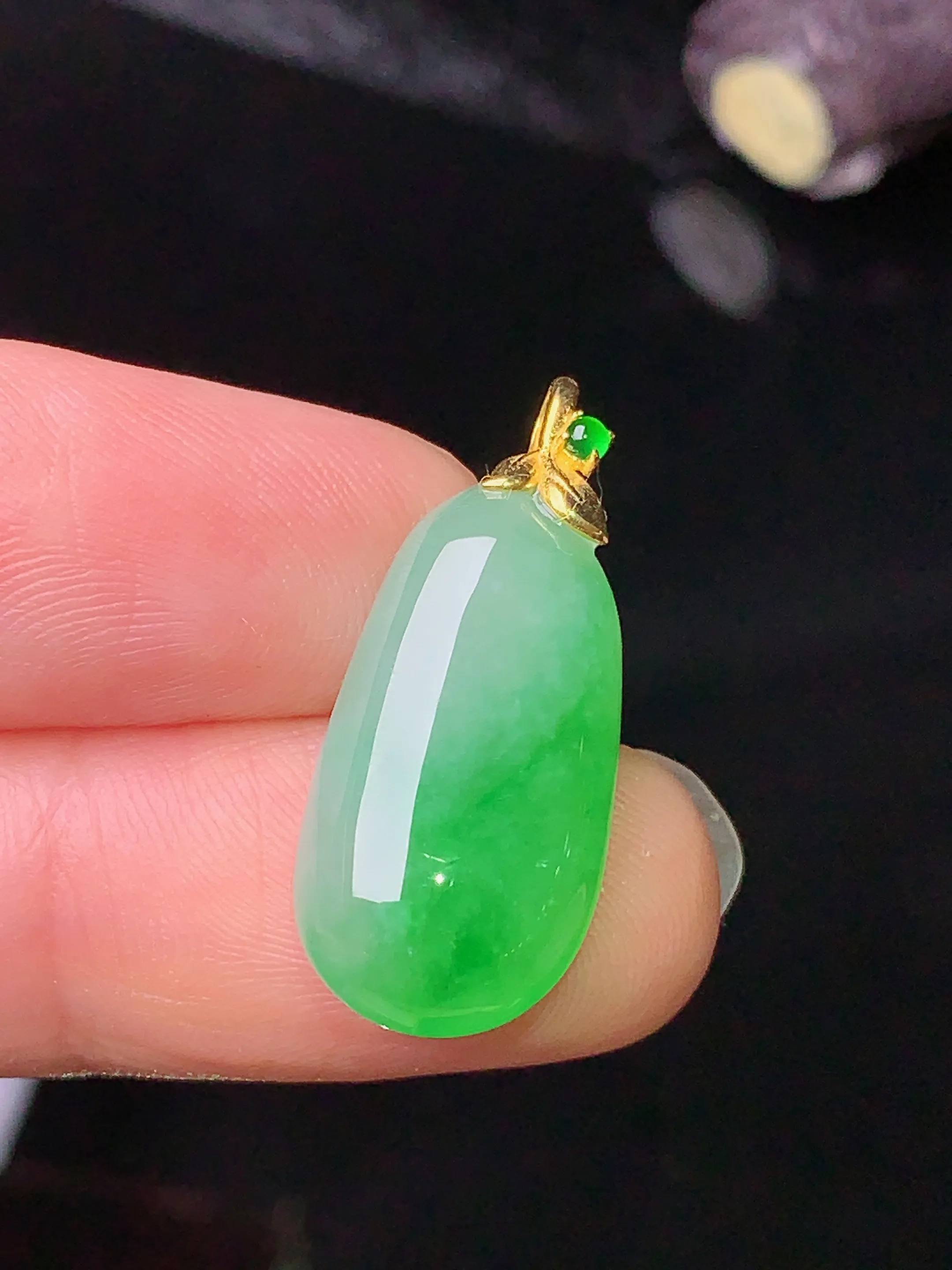 18k金镶嵌飘绿福瓜吊坠 玉质细腻 色泽艳丽 裸石尺寸21*10.8*5.5