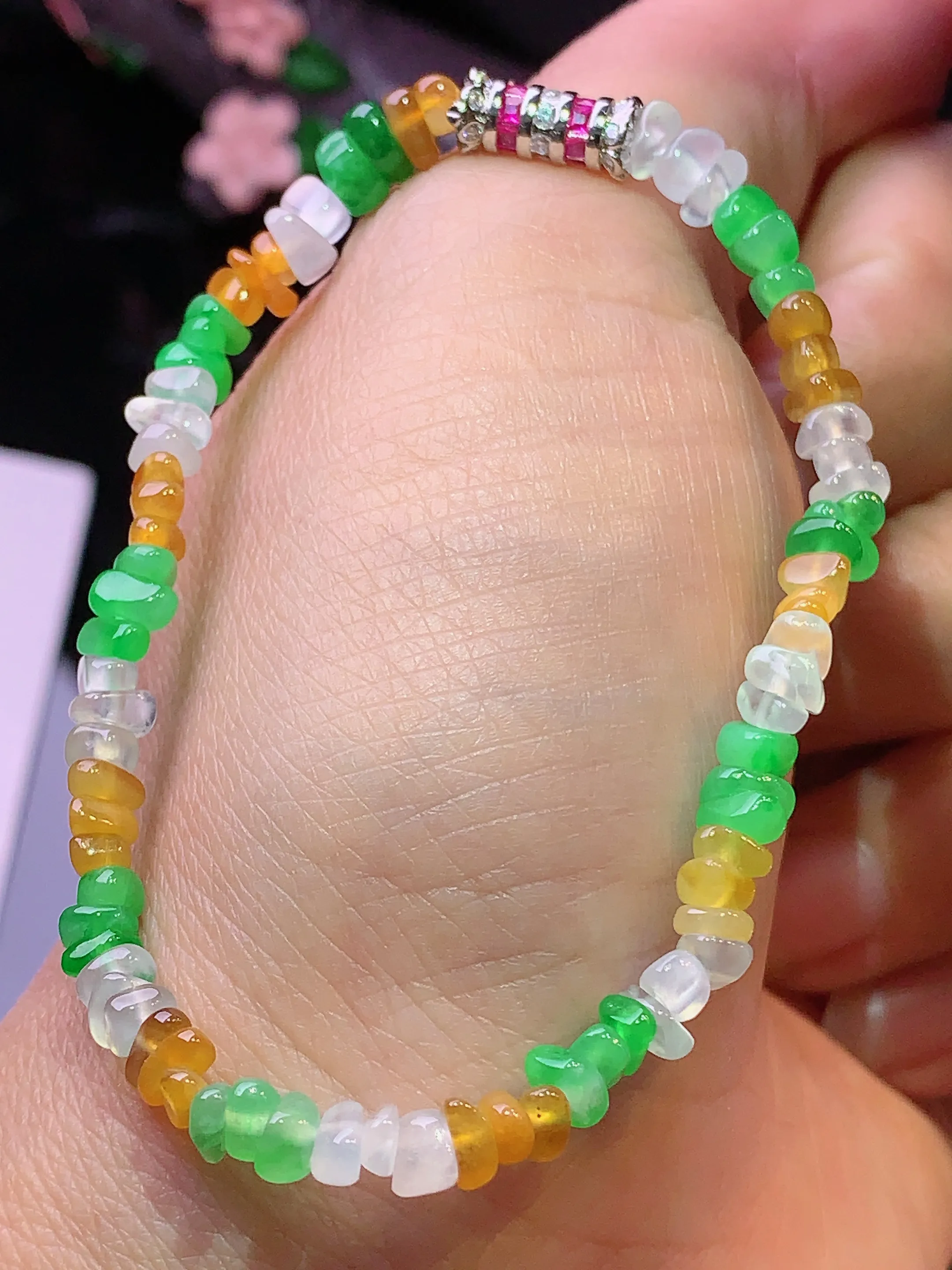 多彩随形手链 玉质细腻 色泽清新艳丽 整体尺寸4.6*3.8*2.5