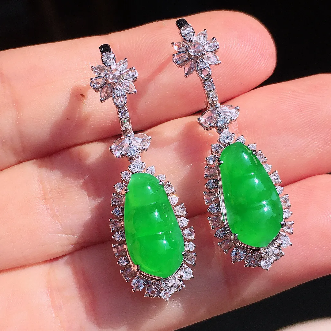 阳绿福豆耳坠，色泽均匀艳丽，玉质细腻，荧光感超
强，饱满圆润，尽显优雅气质，18k
金豪华镶嵌