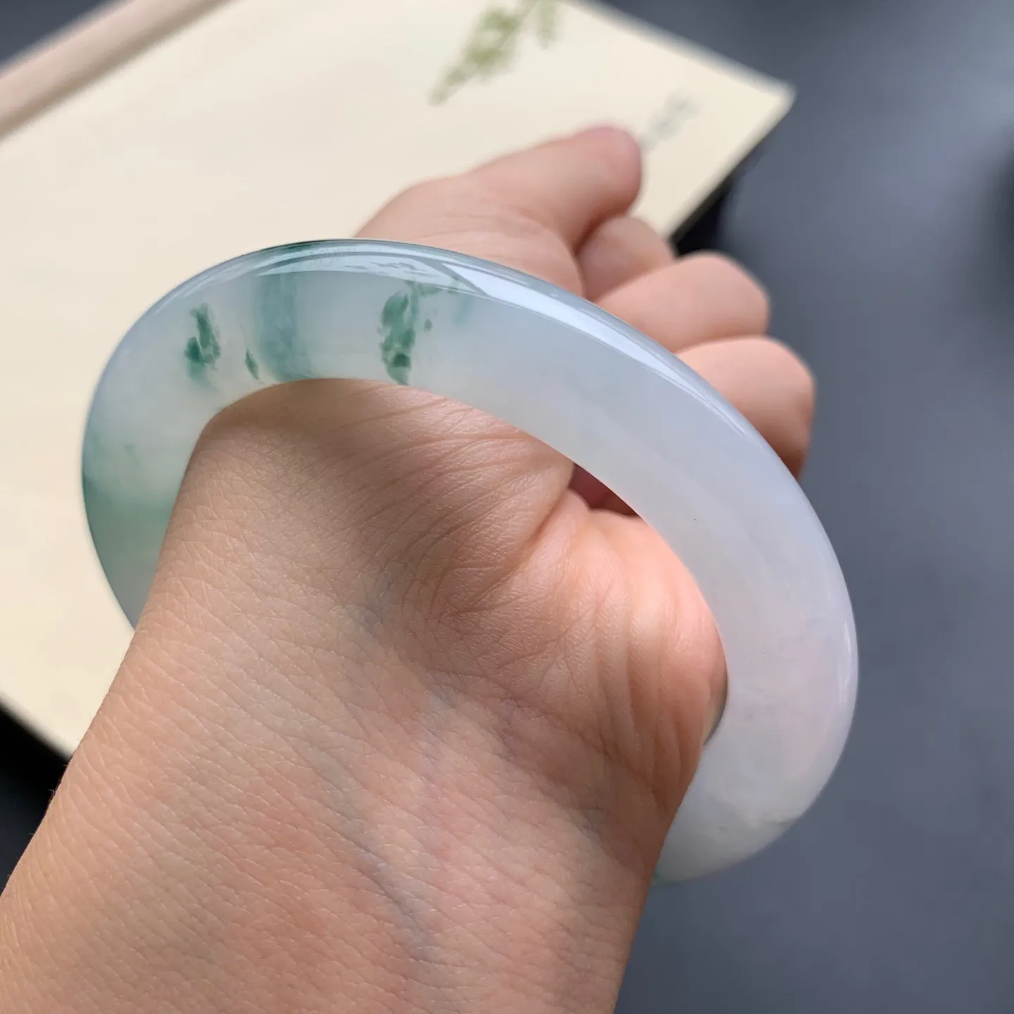 54.5圈口冰飘花圆条手镯 尺寸：54.5-10，水润起胶，花色灵动