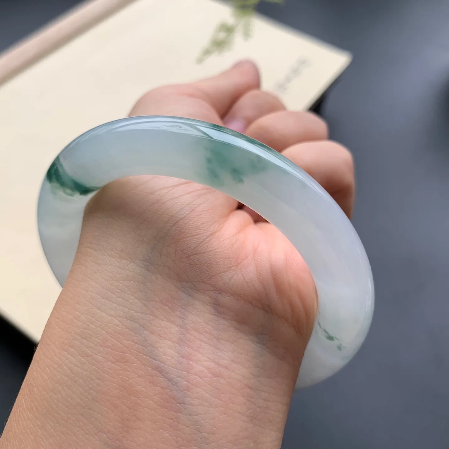 54.5圈口冰飘花圆条手镯 尺寸：54.5-10，水润起胶，花色灵动