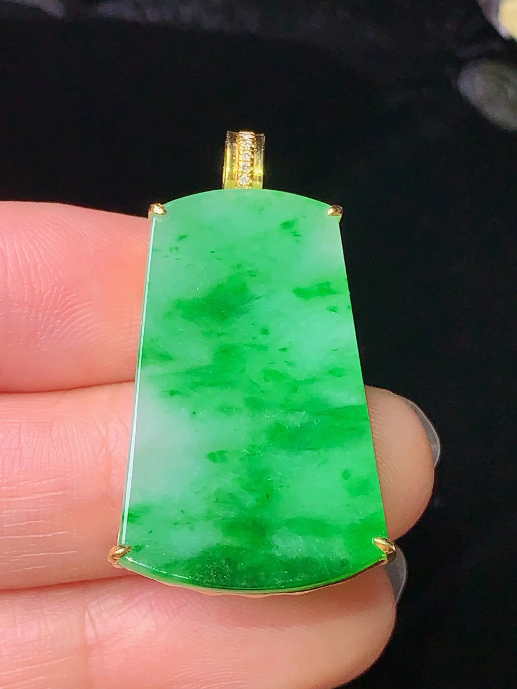18k金钻镶嵌翠绿无事牌吊坠 玉质细腻 色泽艳丽 整体尺寸35.3*18*5