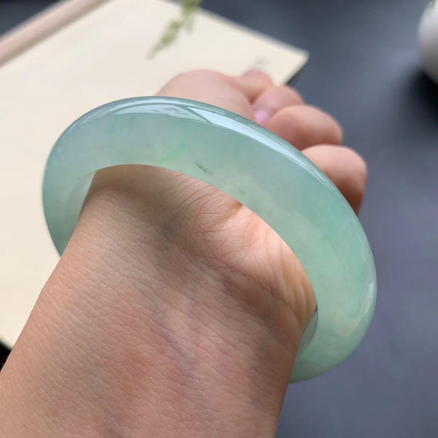 55.3圈口冰晴绿正圈手镯 尺寸：55.3-12.8-9，无纹裂，水润起胶，优美迷人