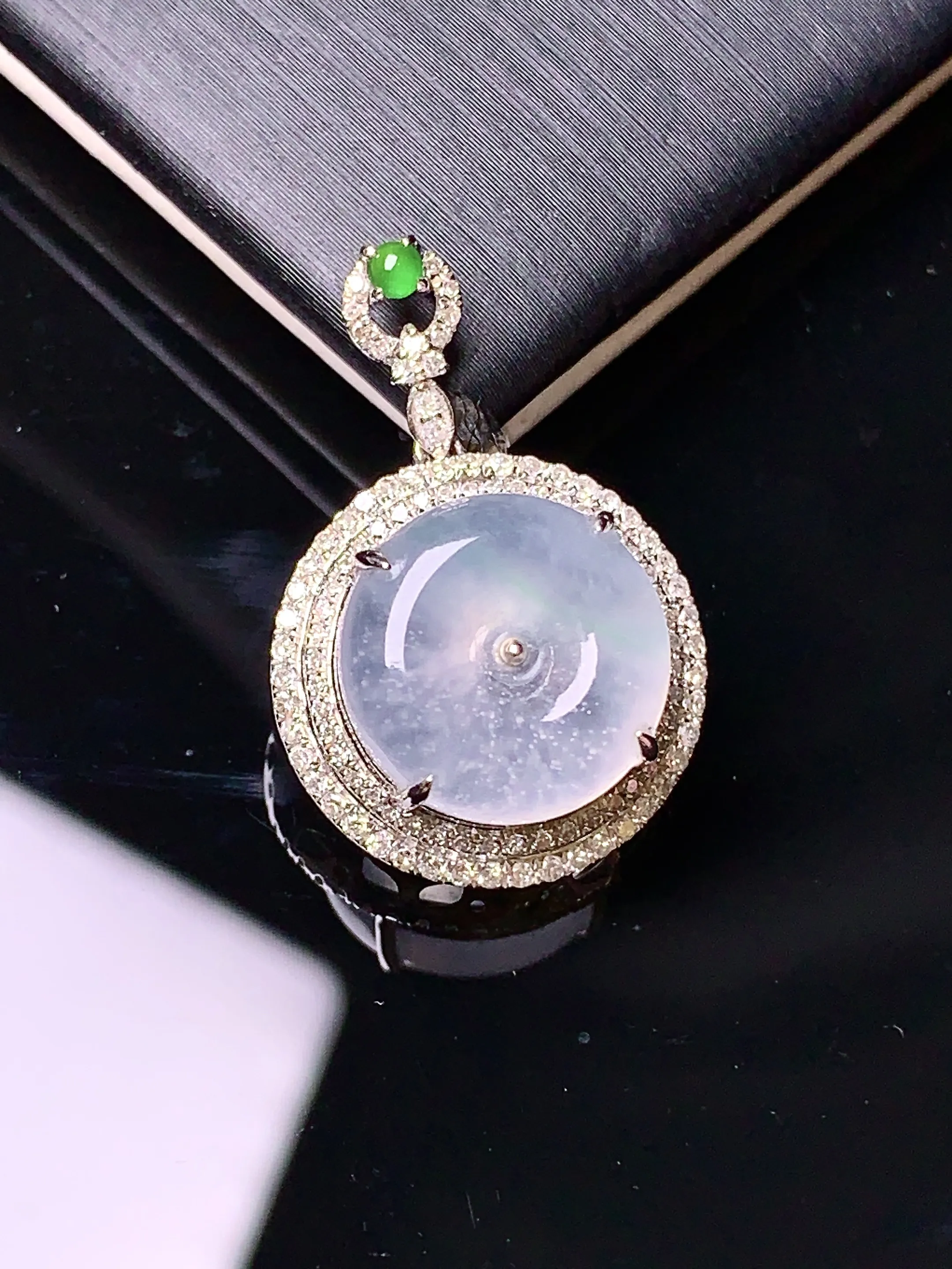 18k金钻镶嵌木那料雪花棉平安扣吊坠 玉质细腻 色泽清新艳丽 整体尺寸24*16*8.8