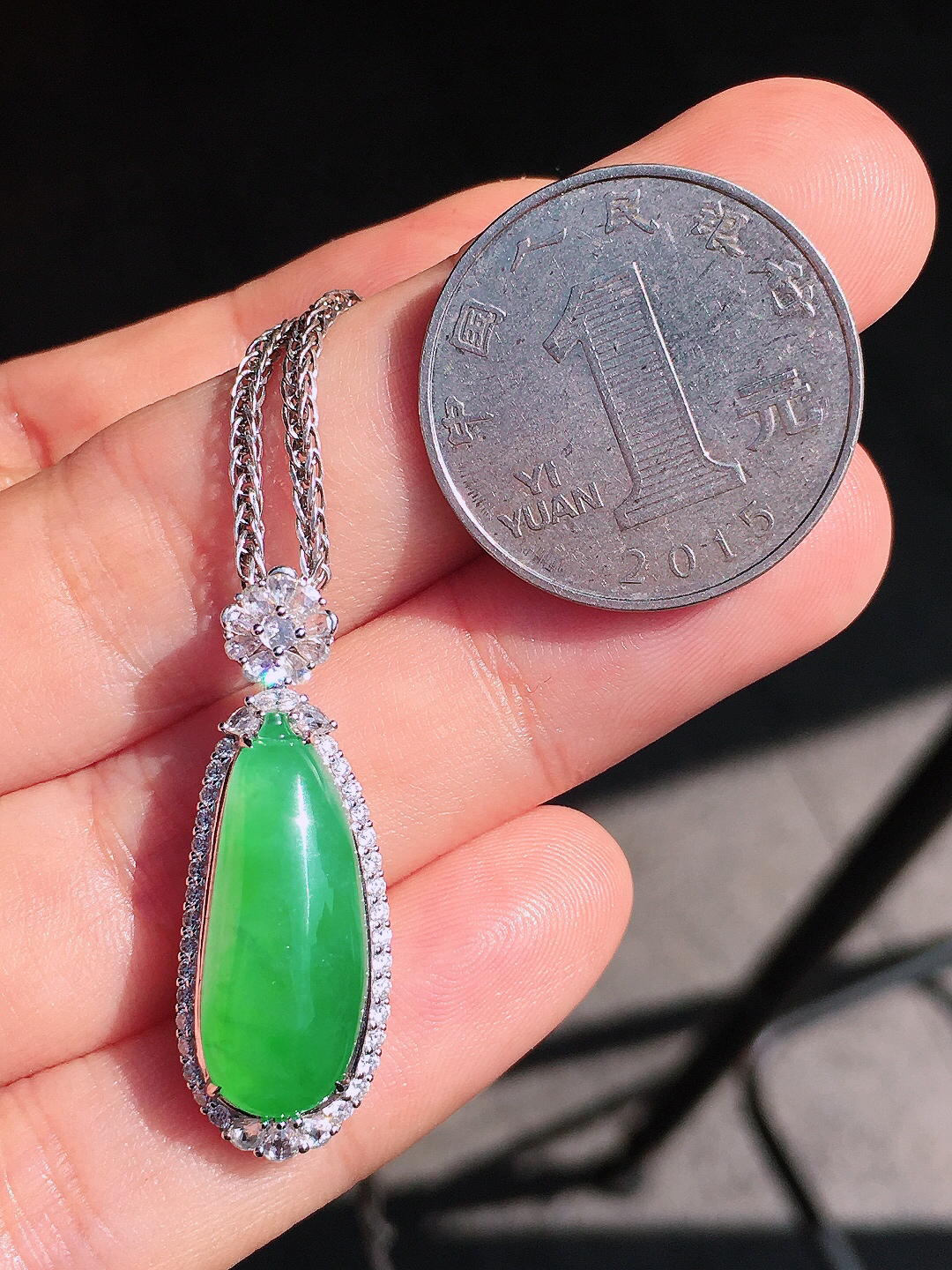 阳绿福瓜吊坠，色泽均匀艳丽，玉质细腻，荧光感超
强，饱满圆润，尽显优雅气质，18k
金豪华镶嵌