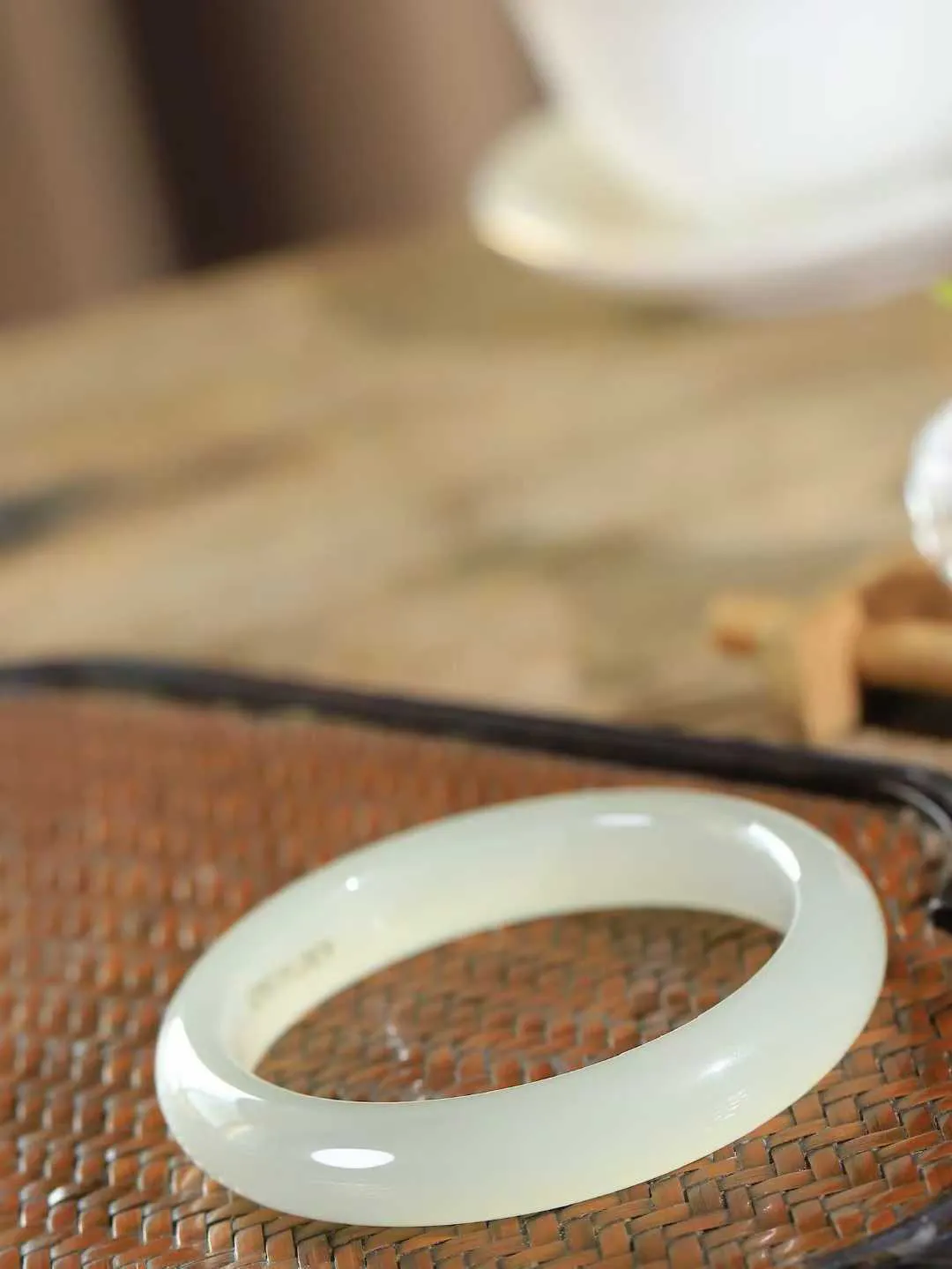 【婉约佳人.手镯】

精品和田玉冰底手镯 玉质温润细腻 油性十足 手感舒适，高华雅逸，线条流畅，简约